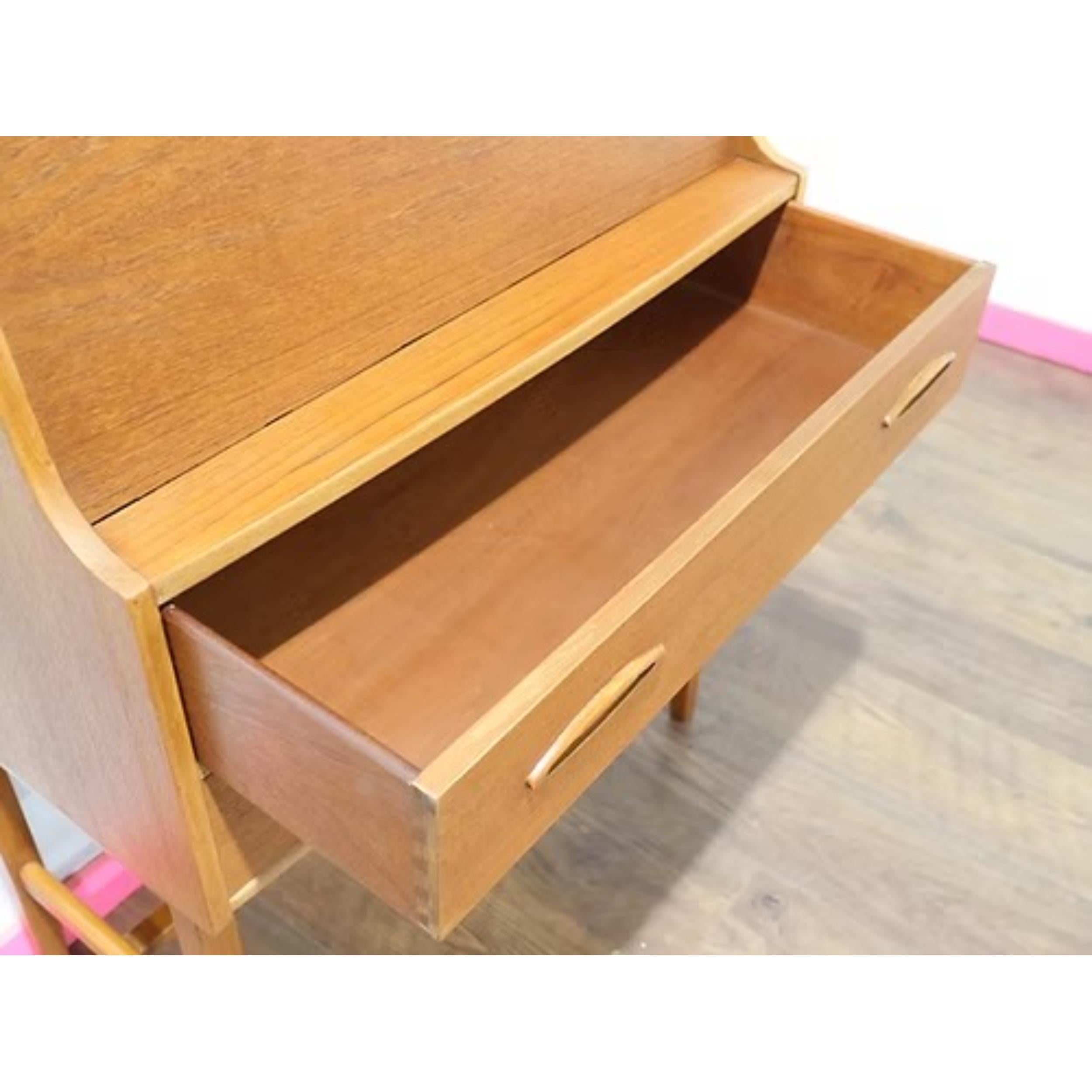 Bureau Secretaire Vintage By By Jentique Danish Style Bon état - En vente à Los Angeles, CA