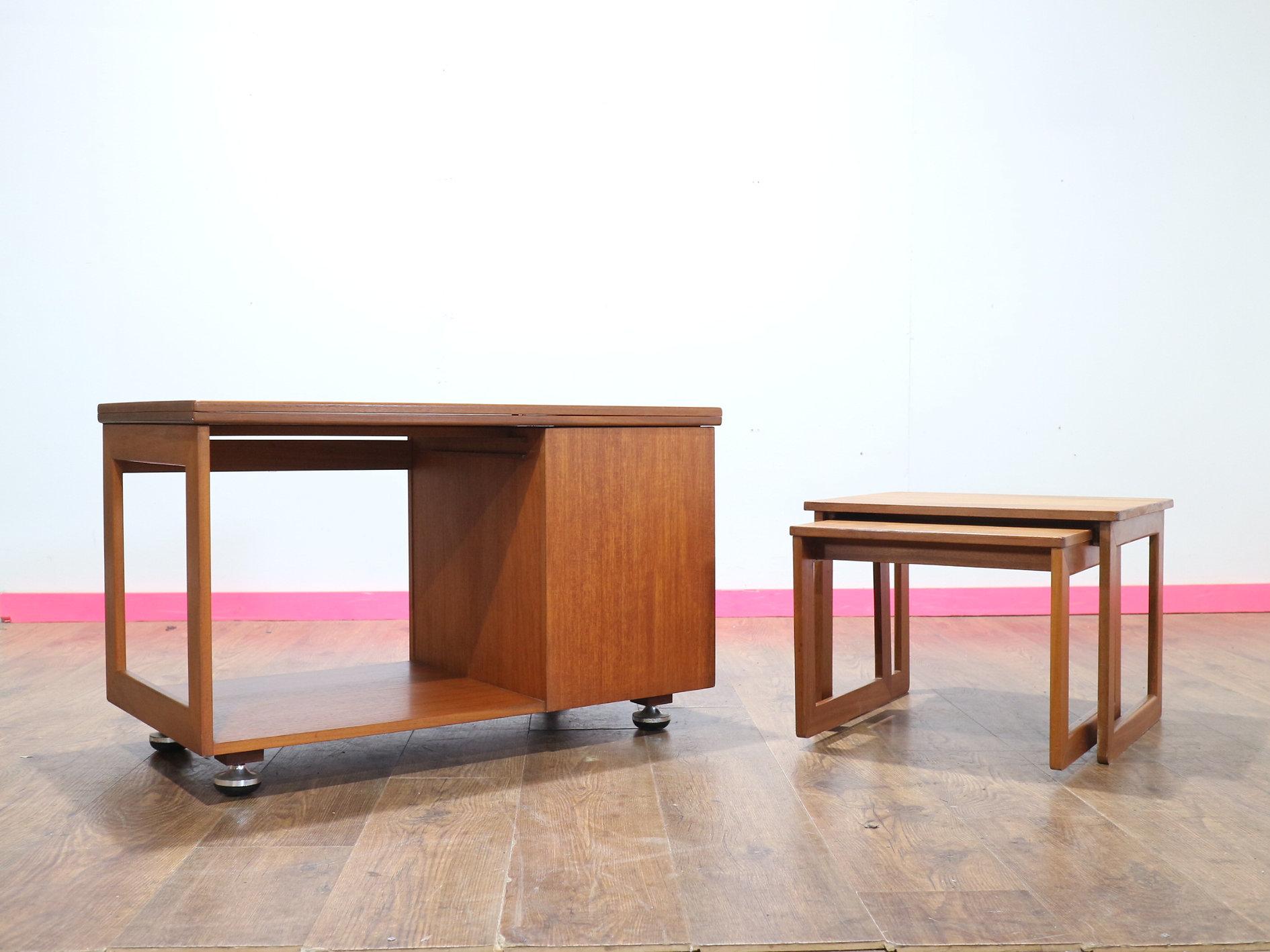 Entdecken Sie die zeitlose Eleganz dieses Mid Century Modern Vintage Teak Side End Nesting Table von McIntosh, der den dänischen Stil ausstrahlt, für den A.H Mcintosh of Scotland bekannt ist. Dieses vielseitige Möbelstück besteht aus ausziehbaren