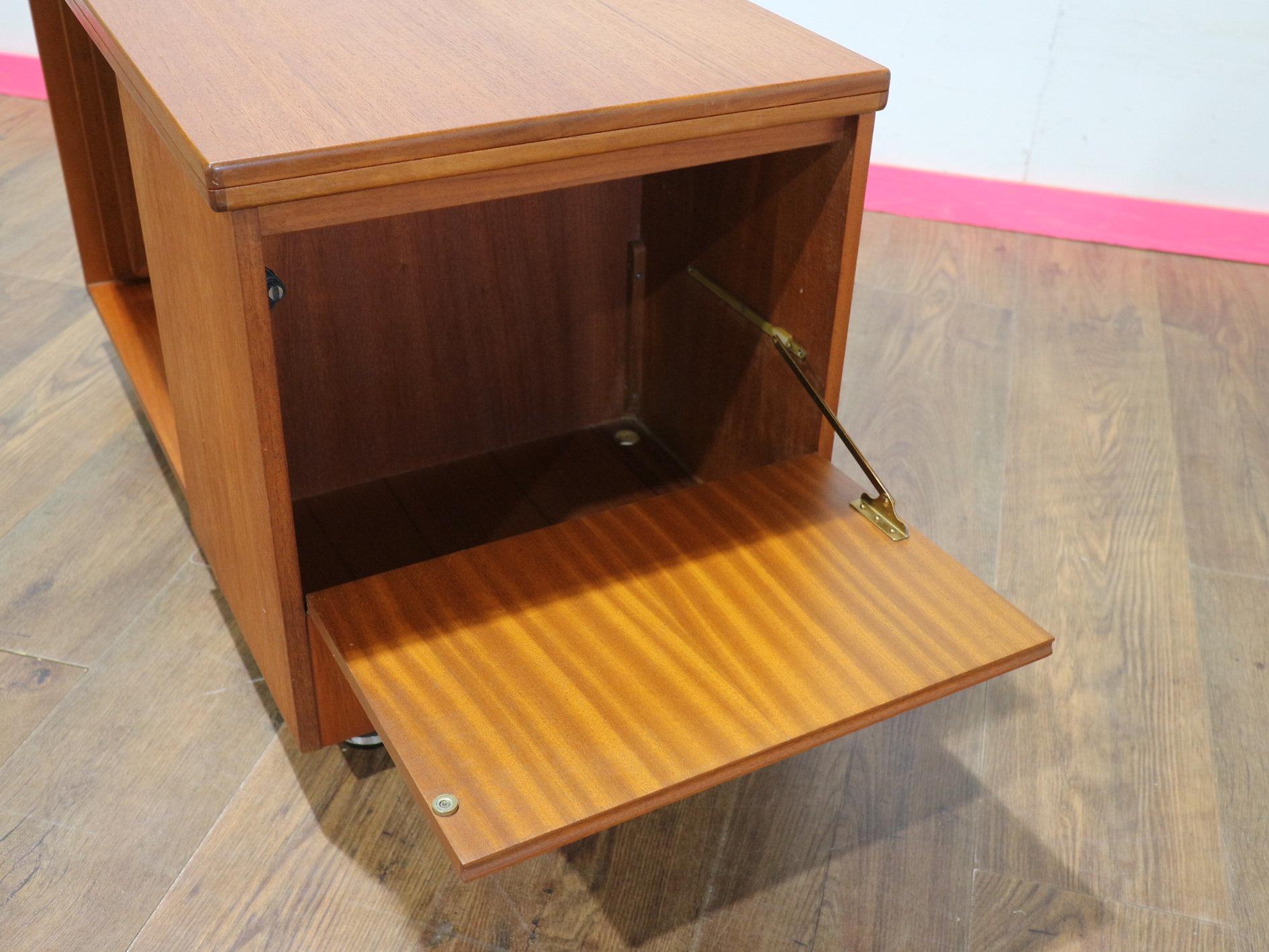 Moderner Vintage-Beistelltisch aus Teakholz von Mcintosh im dänischen Stil, Mid-Century Modern im Angebot 2