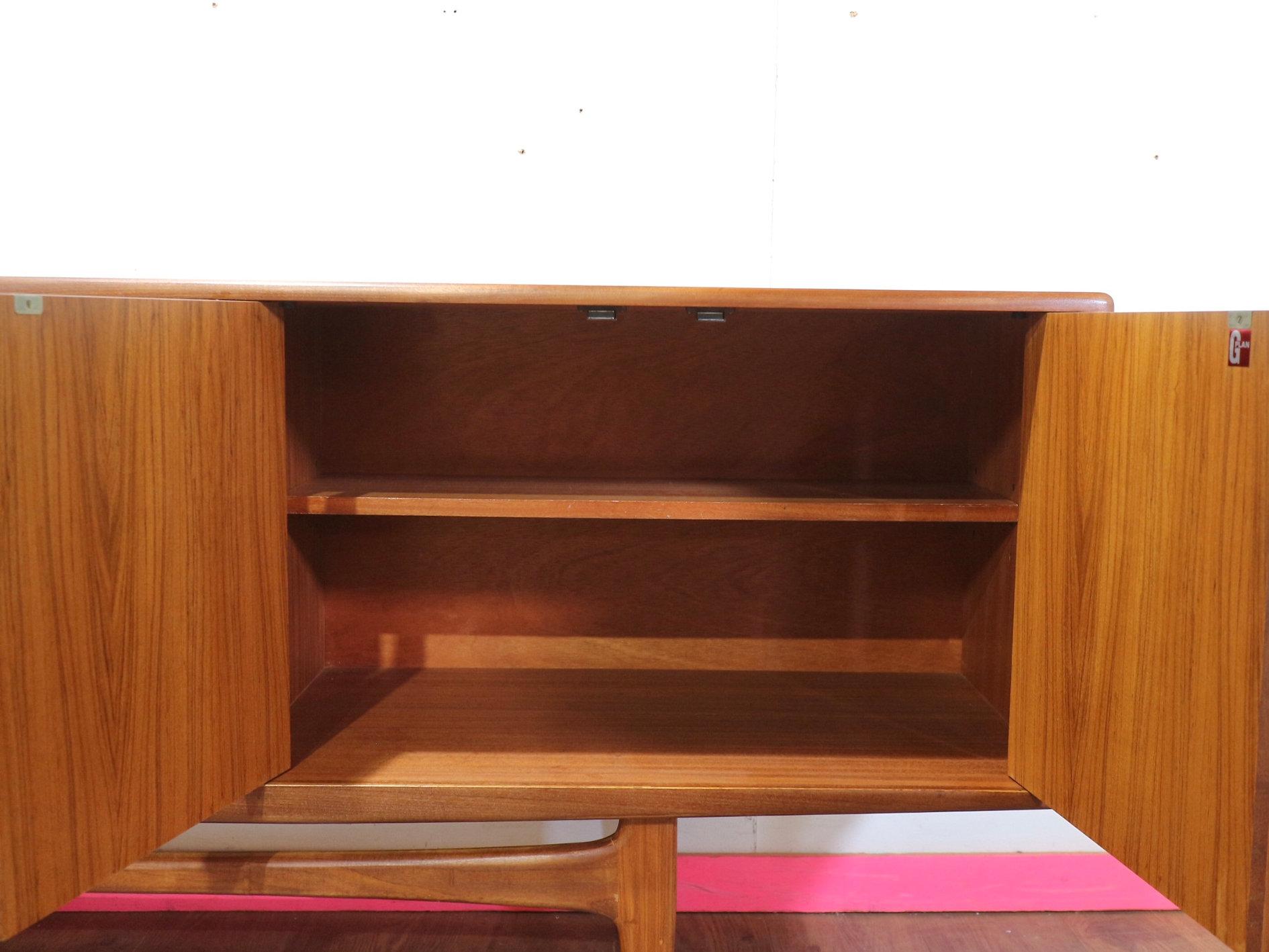 Credenza in teak vintage della metà del secolo scorso di G-Plan in stile danese in vendita 4