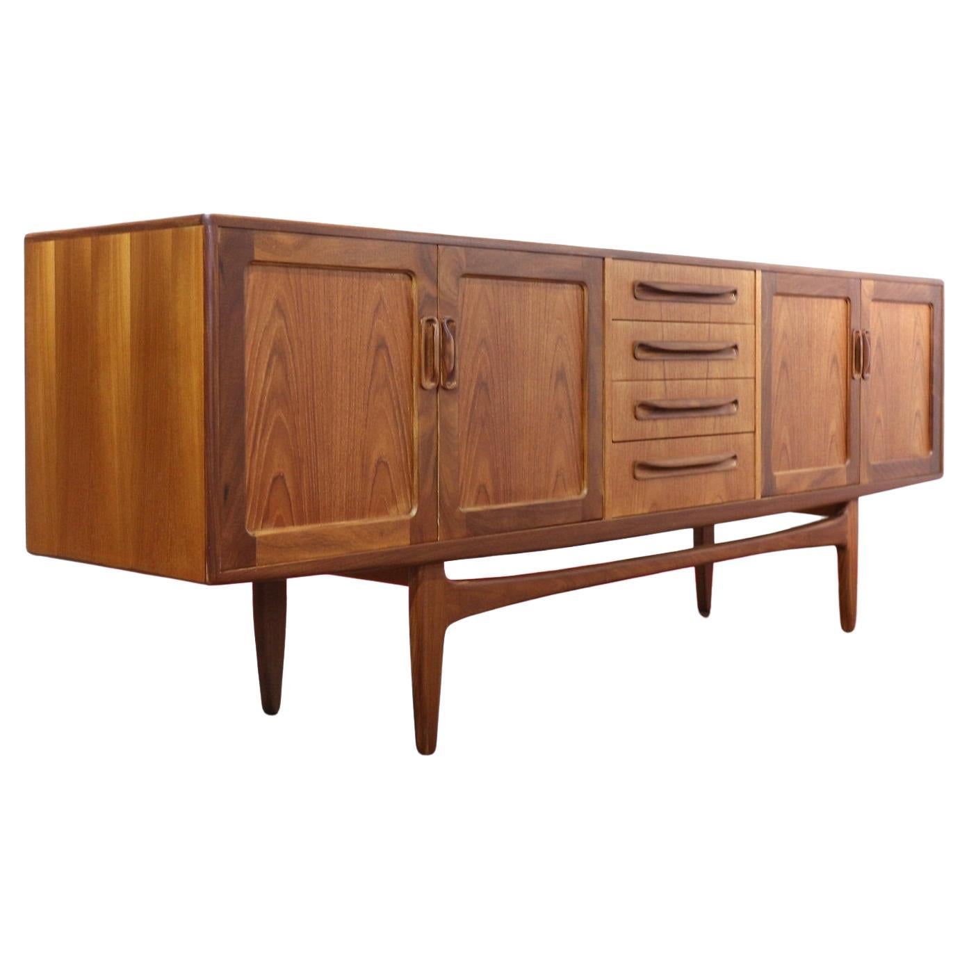 Questa favolosa credenza G Plan fa parte della gamma Fresco ed è stata progettata da V.B. Wilkins intorno al 1965. Un classico pezzo britannico dallo stile danese, che è diventato una delle credenze più popolari realizzate da G-Plan, un vero e
