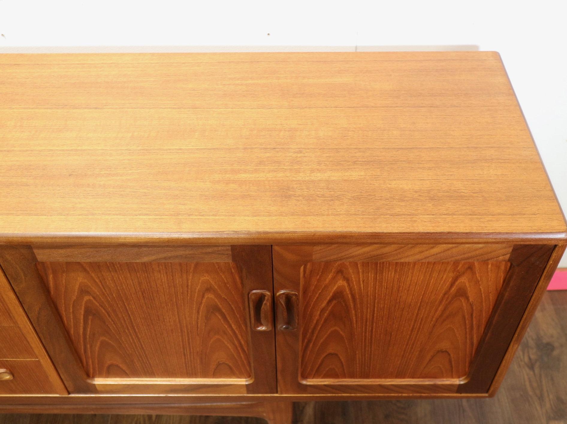 Credenza in teak vintage della metà del secolo scorso di G-Plan in stile danese In condizioni buone in vendita a Los Angeles, CA