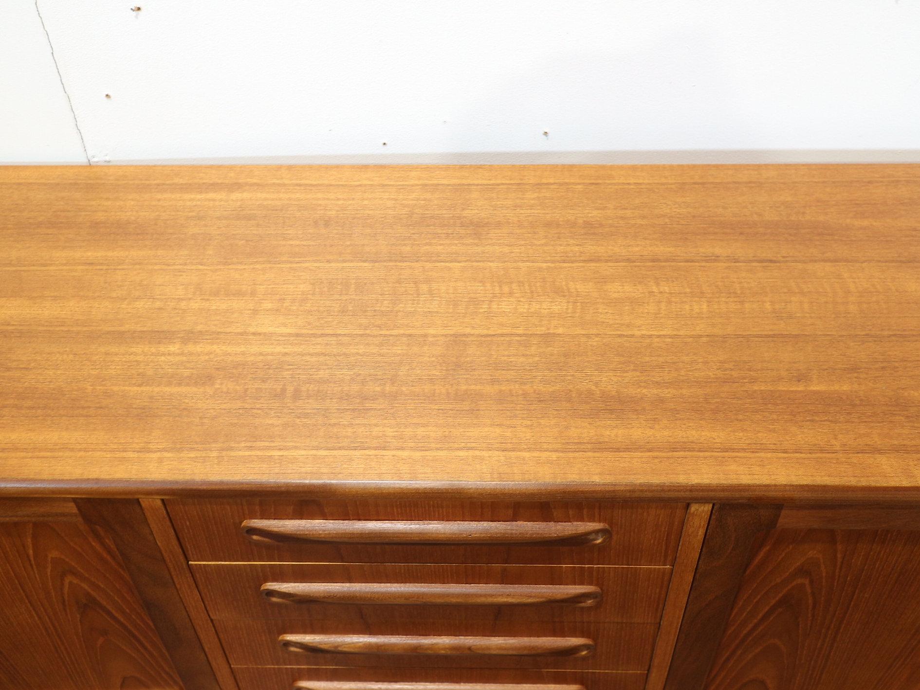 XX secolo Credenza in teak vintage della metà del secolo scorso di G-Plan in stile danese in vendita