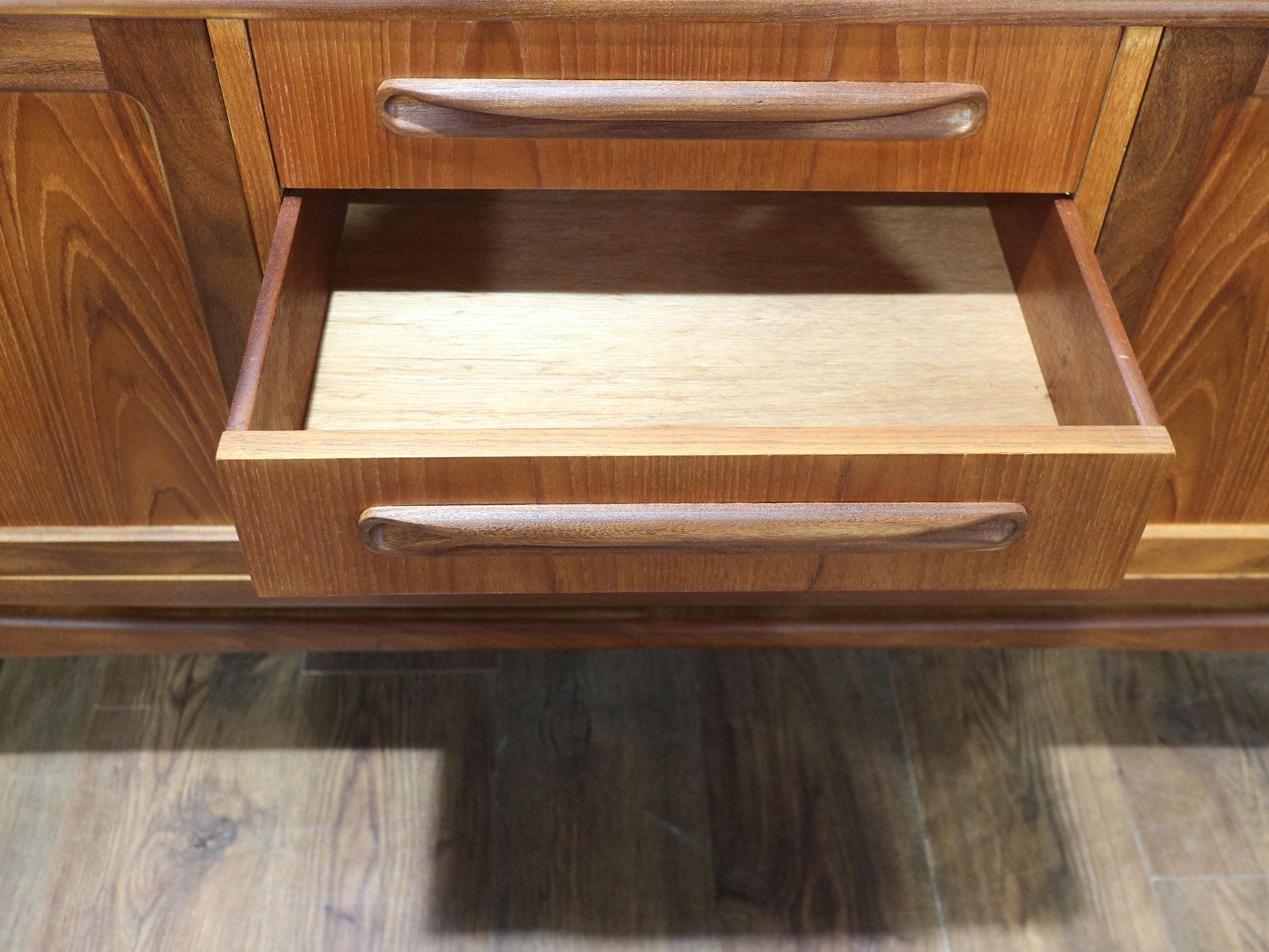 Credenza in teak vintage della metà del secolo scorso di G-Plan in stile danese in vendita 1
