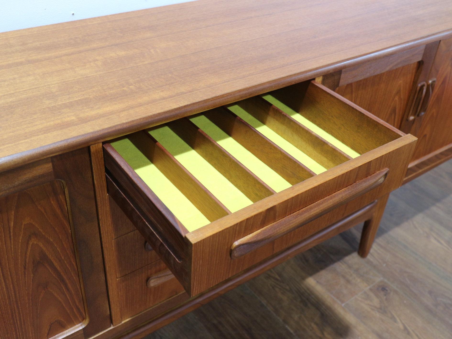 Credenza in teak vintage della metà del secolo scorso di G-Plan in stile danese in vendita 2