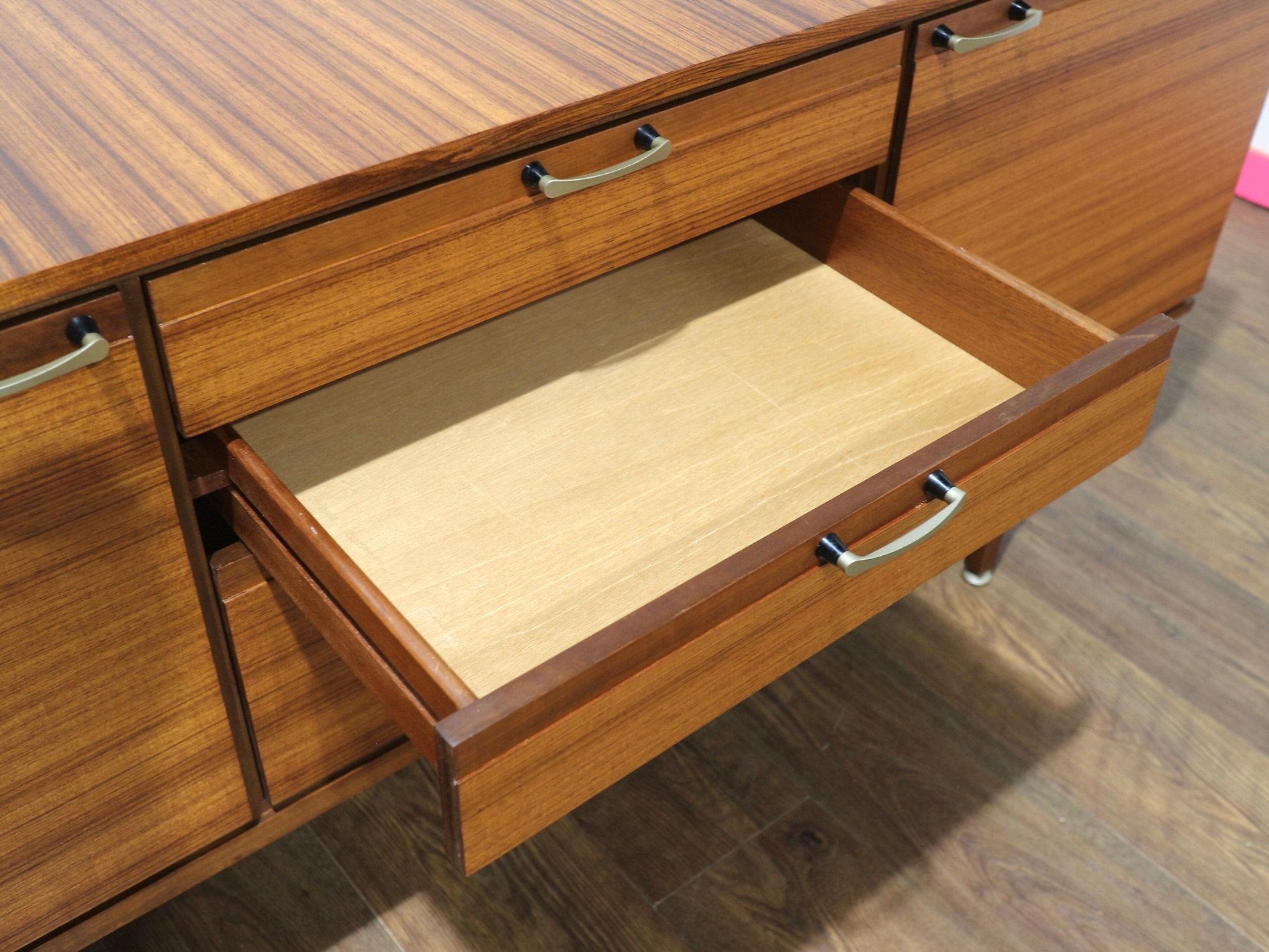 Mid Century Modern Vintage Teak Sideboard Credenza By Meredew Danish Style In condizioni buone in vendita a Los Angeles, CA