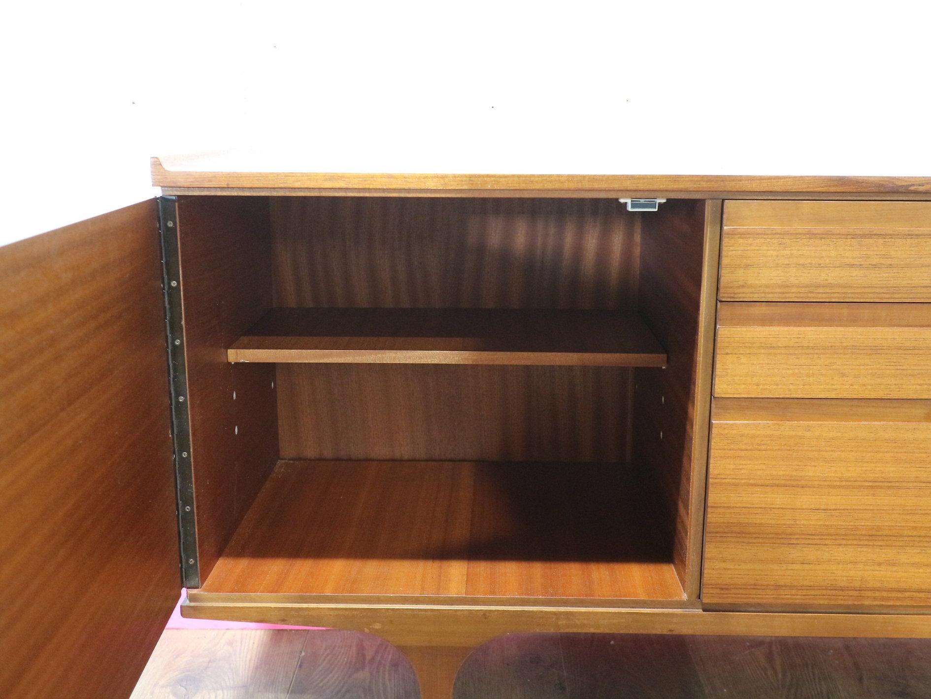 Mid Century Modern Vintage Teak Sideboard Credenza By Meredew Danish Style in vendita 3