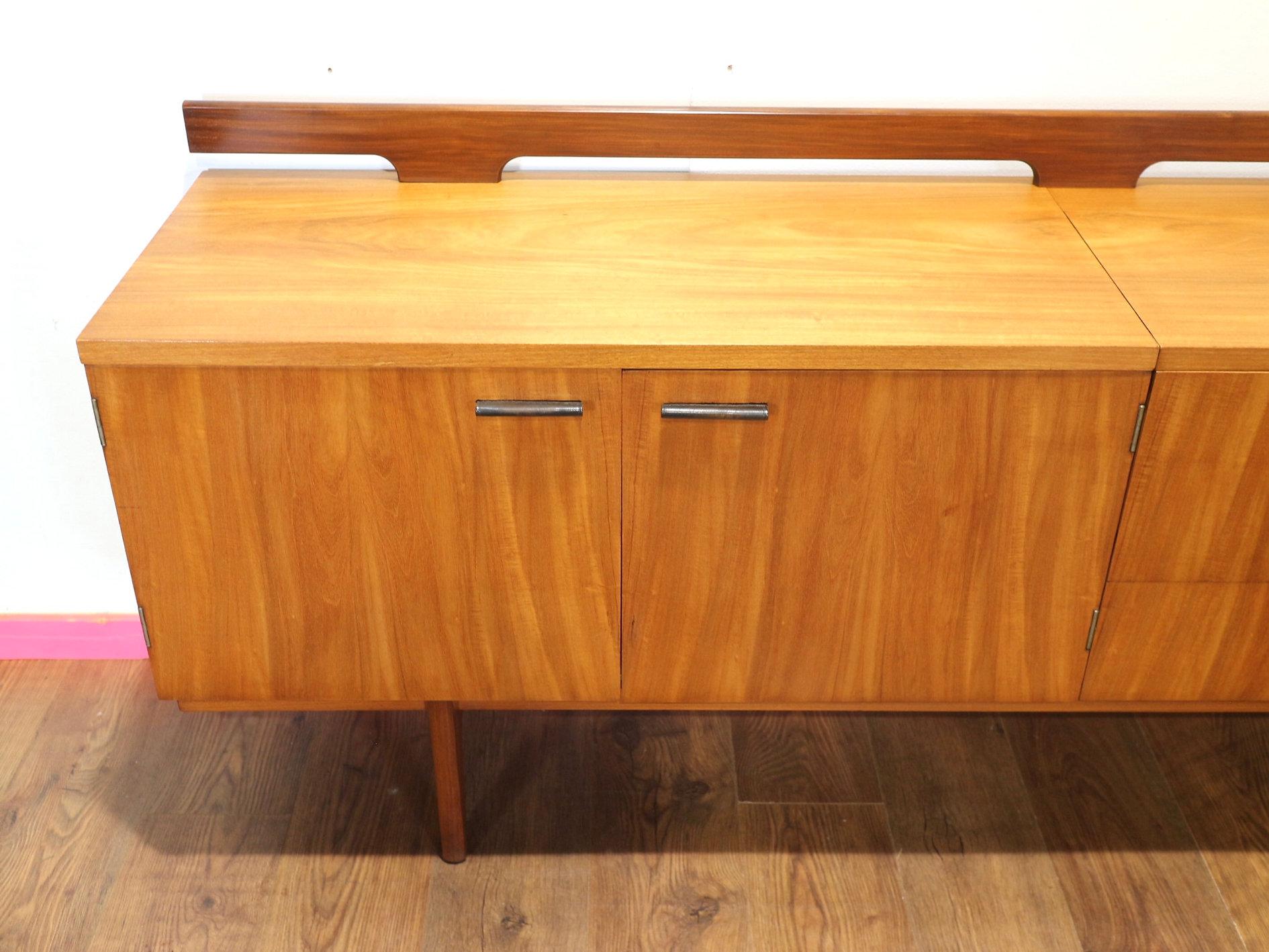 Britannique Crédence en teck vintage moderne du milieu du siècle par Uniflex, style danois en vente