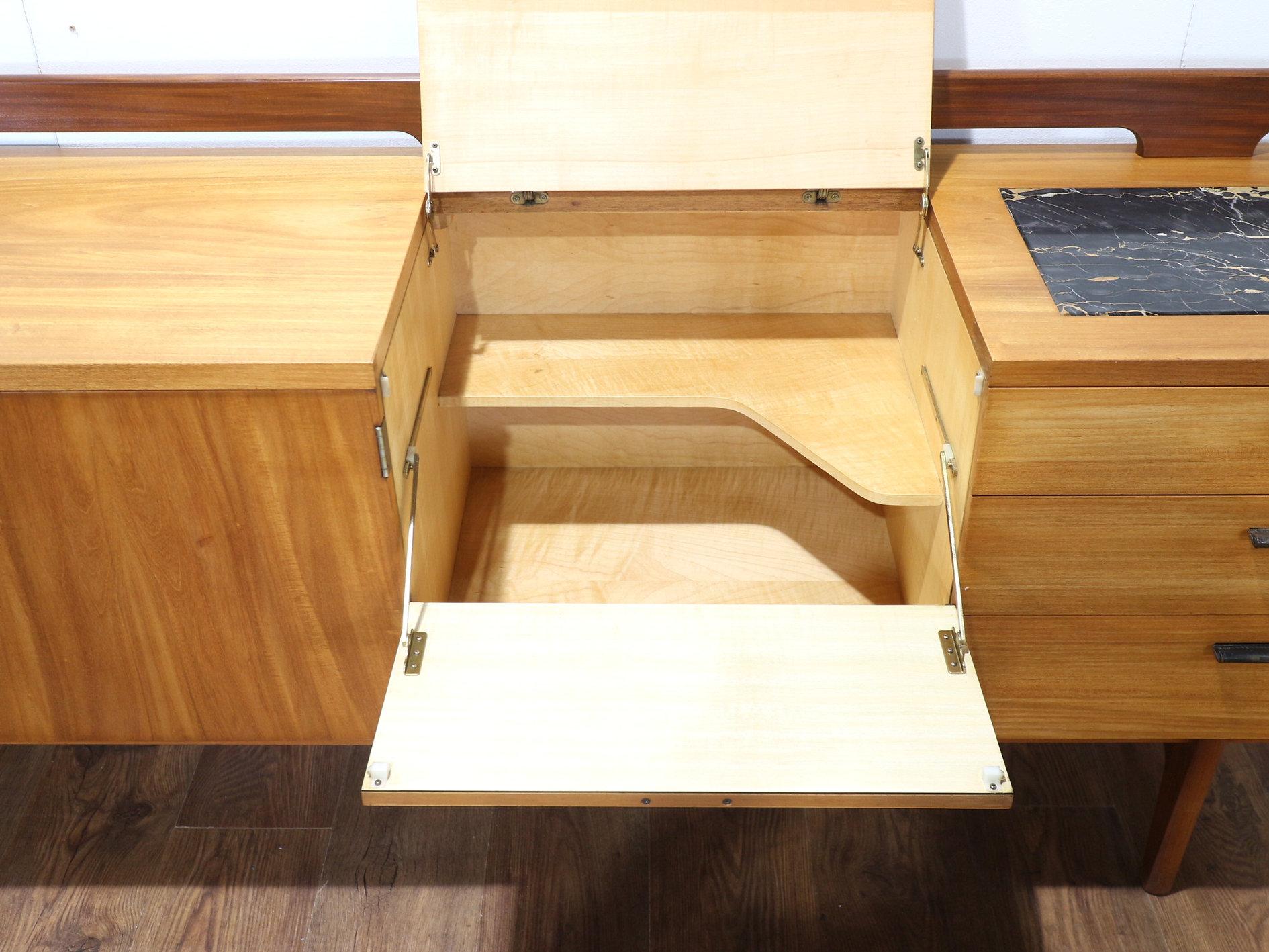 20ième siècle Crédence en teck vintage moderne du milieu du siècle par Uniflex, style danois en vente