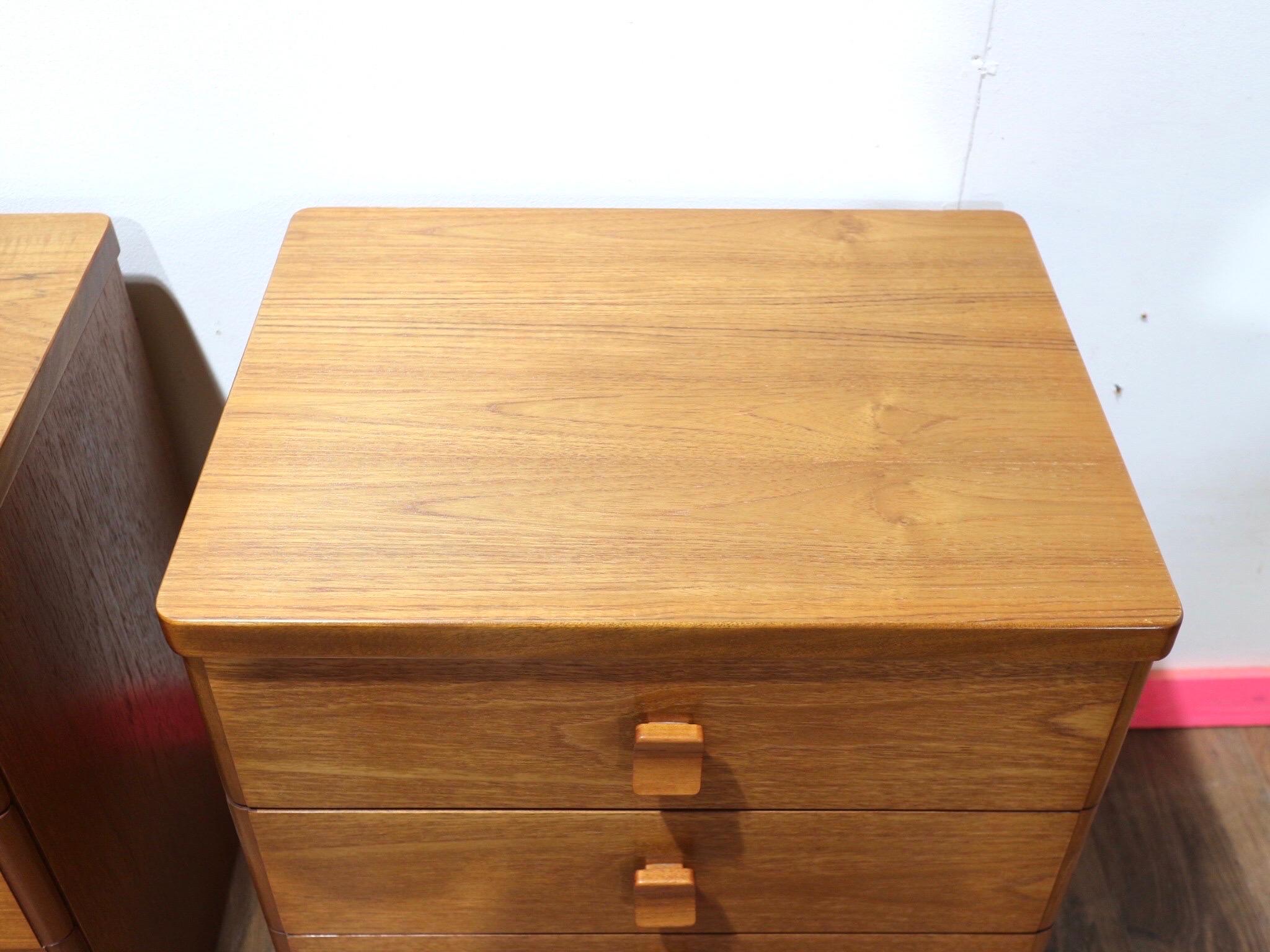 Mid-Century Modern Vintage Teakholz Hirsch Nachttisch Kommode Schublade Dänischer Stil im Angebot 5
