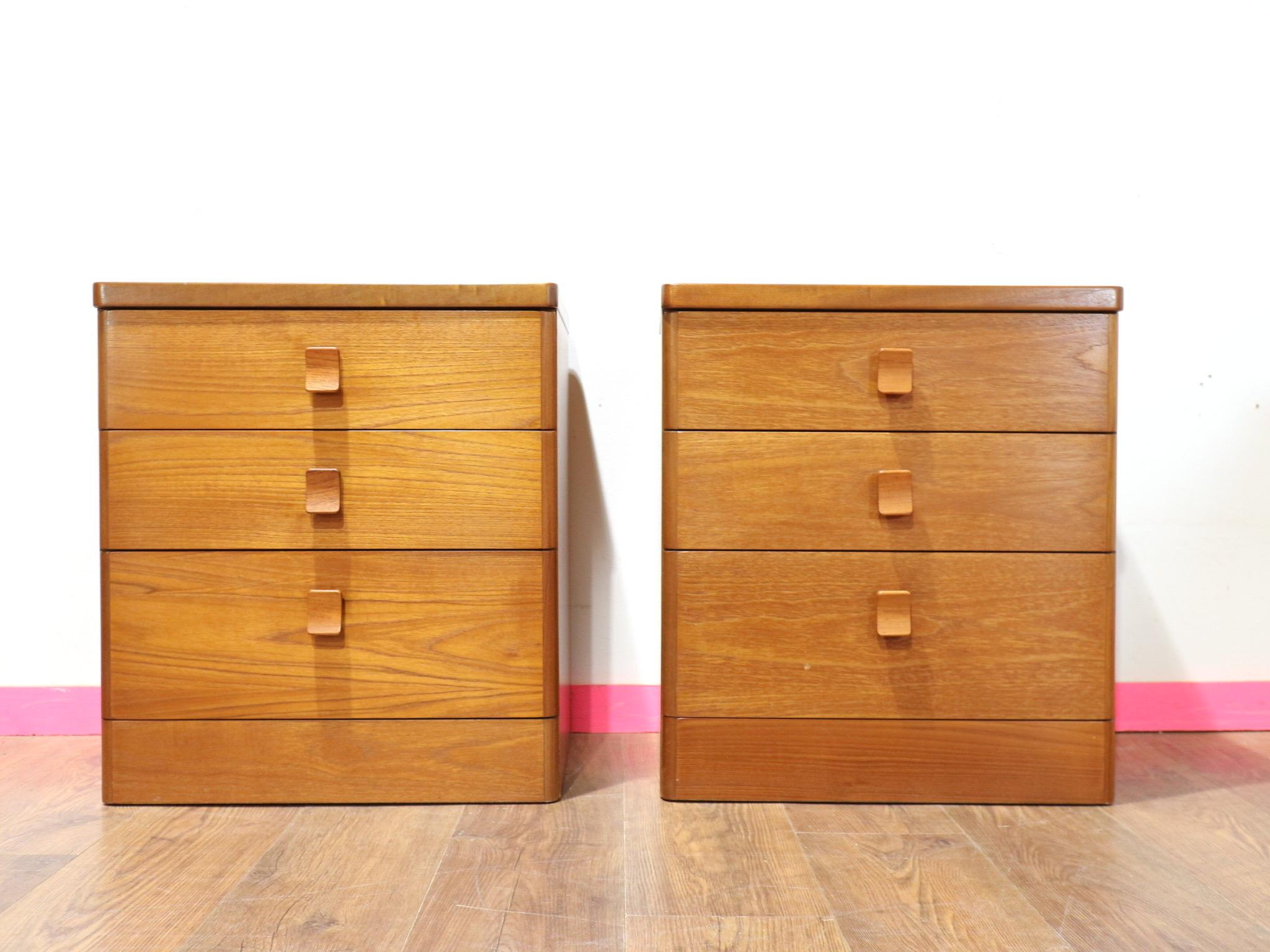 Verschönern Sie Ihr Schlafzimmer mit einem fantastischen Paar Nachttisch-Schubladenschränke des britischen Möbelherstellers Stag, die die Eleganz des modernen Designs der Jahrhundertmitte präsentieren. Diese Kommoden im dänischen Stil sind aus