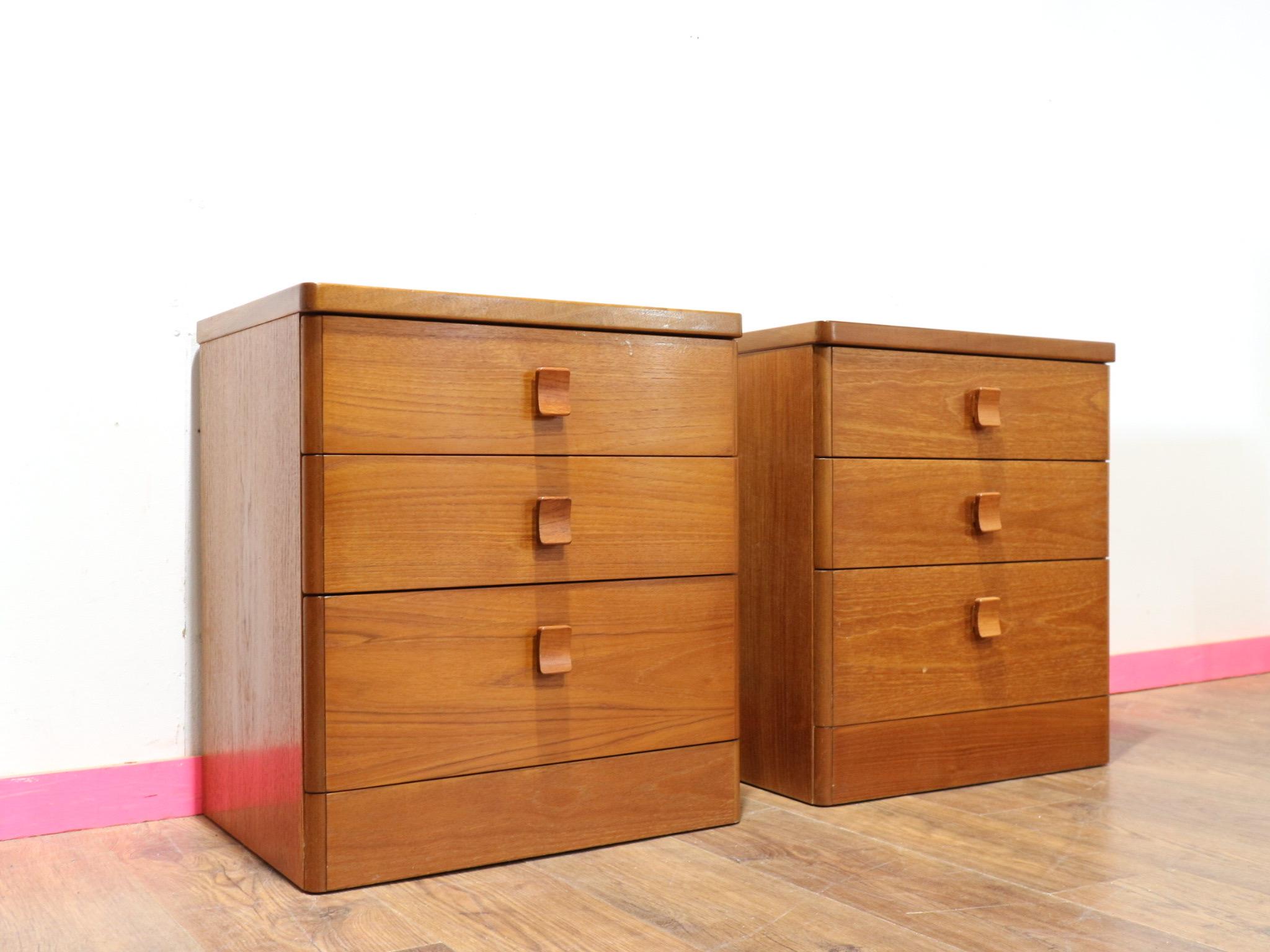Mid-Century Modern Vintage Teakholz Hirsch Nachttisch Kommode Schublade Dänischer Stil (Moderne der Mitte des Jahrhunderts) im Angebot