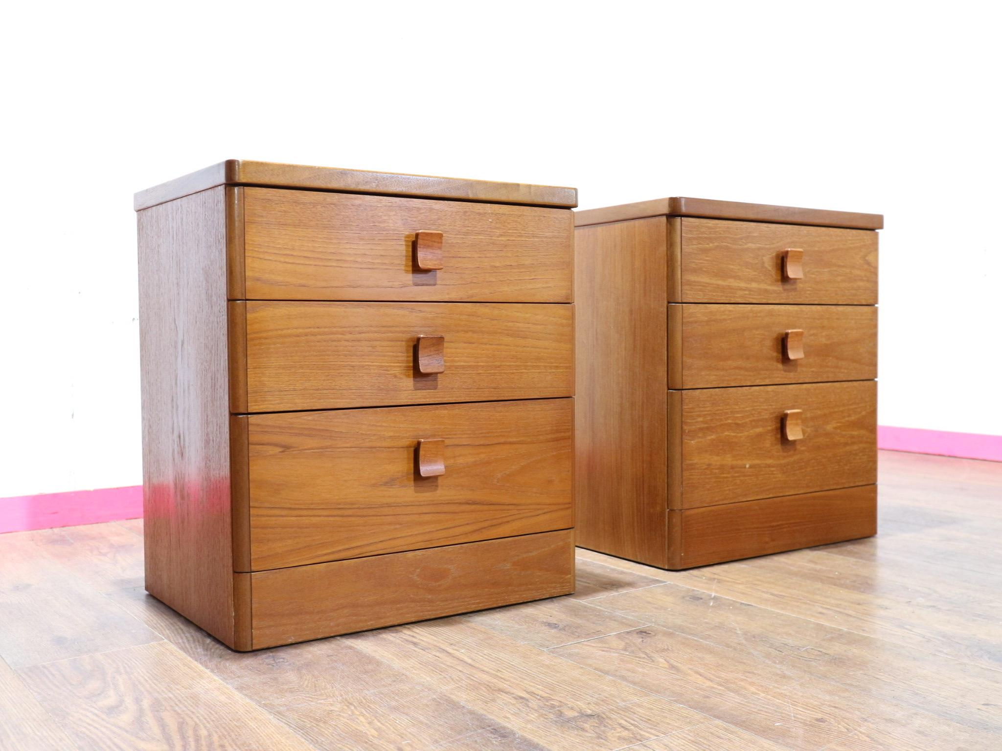 Mid-Century Modern Vintage Teakholz Hirsch Nachttisch Kommode Schublade Dänischer Stil (Britisch) im Angebot