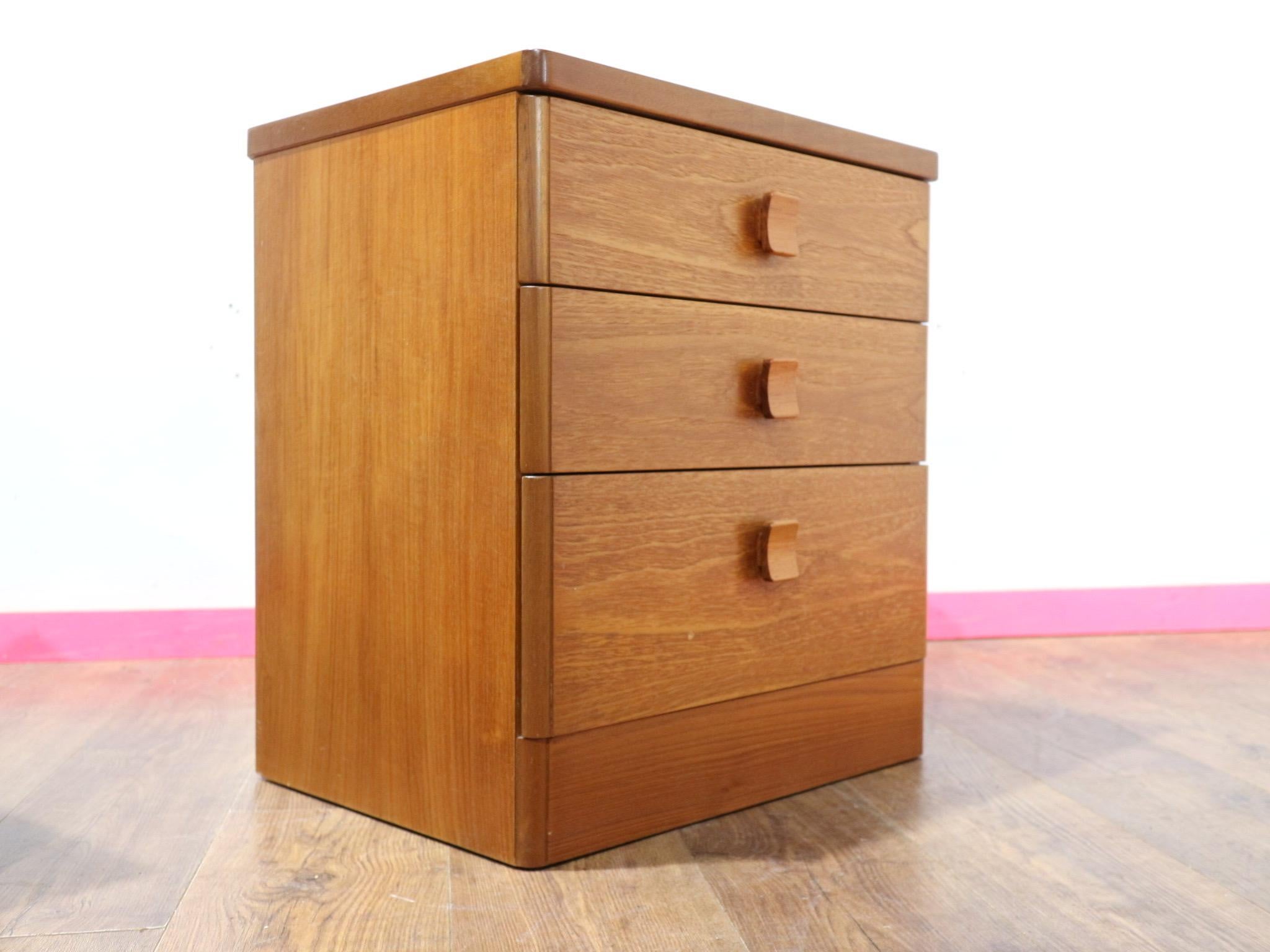 Mid-Century Modern Vintage Teakholz Hirsch Nachttisch Kommode Schublade Dänischer Stil (20. Jahrhundert) im Angebot