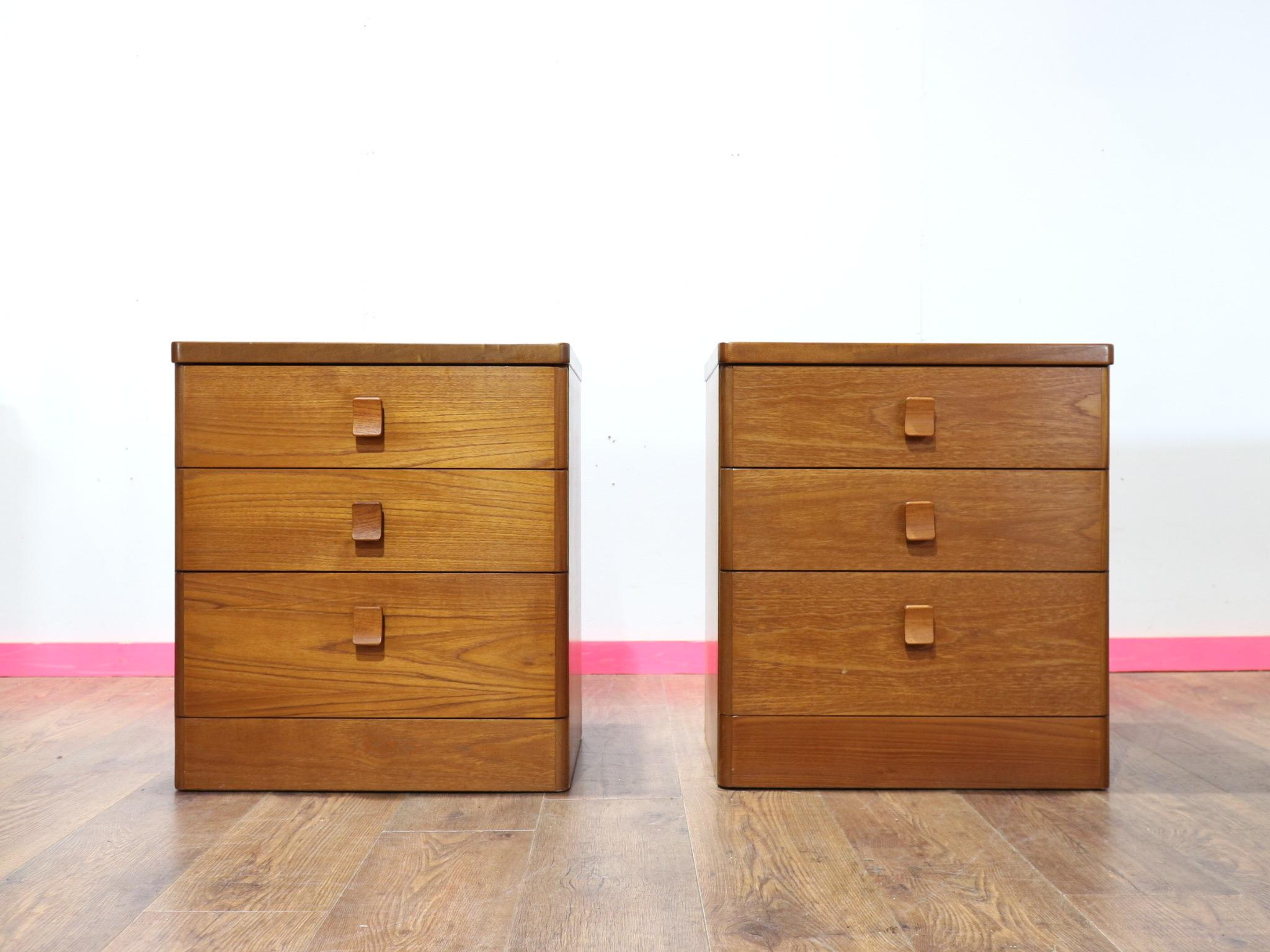 Mid-Century Modern Vintage Teakholz Hirsch Nachttisch Kommode Schublade Dänischer Stil im Angebot 1
