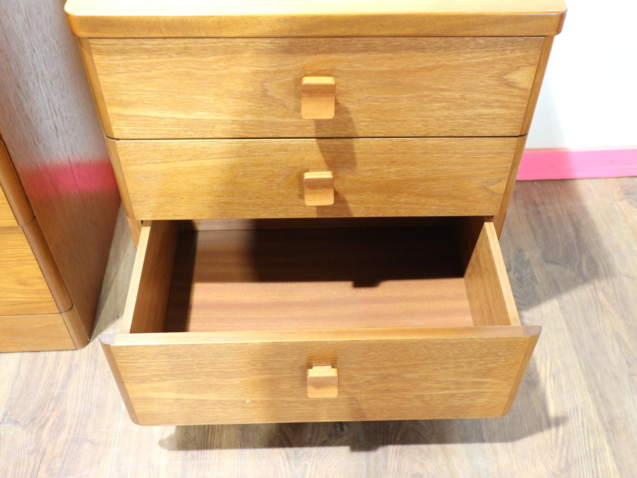 Mid-Century Modern Vintage Teakholz Hirsch Nachttisch Kommode Schublade Dänischer Stil im Angebot 2