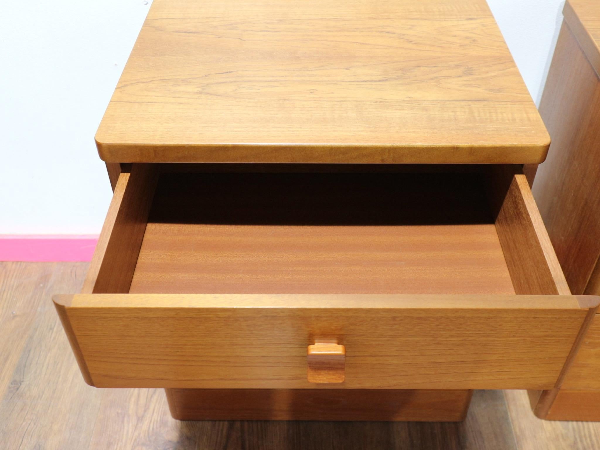 Mid-Century Modern Vintage Teakholz Hirsch Nachttisch Kommode Schublade Dänischer Stil im Angebot 3