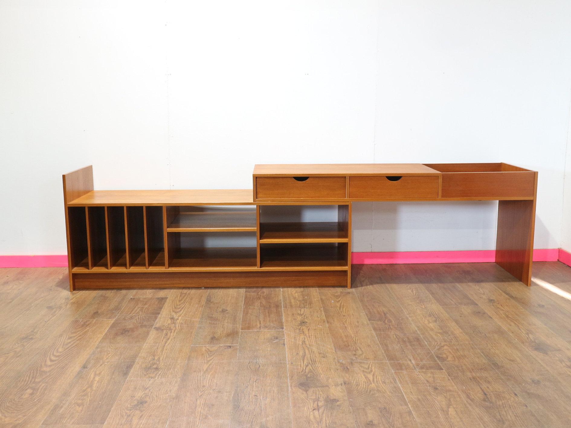 Mueble expositor de vinilos de discos suecos de teca de mediados del siglo XX 5