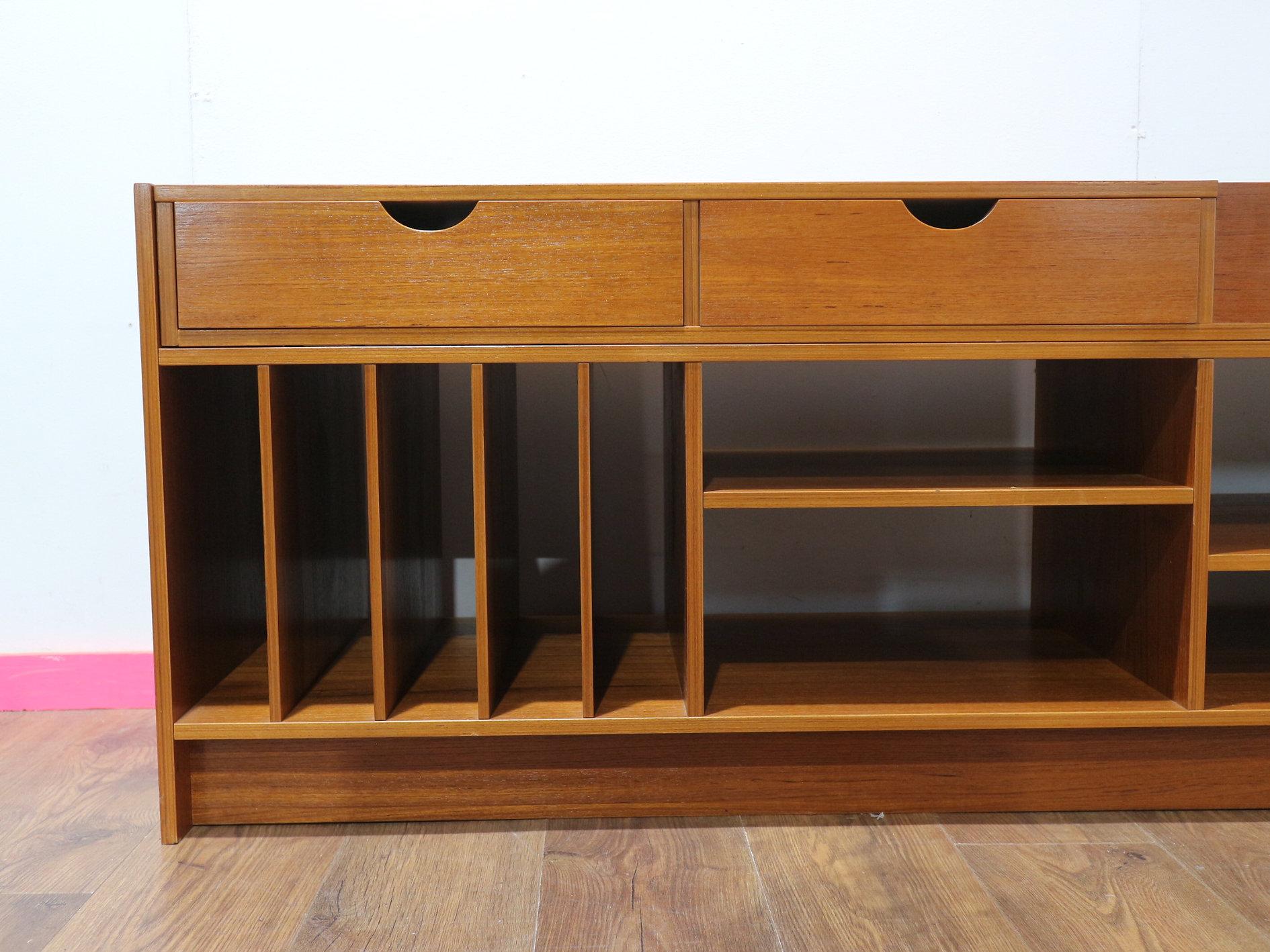 Mueble expositor de vinilos de discos suecos de teca de mediados del siglo XX 6