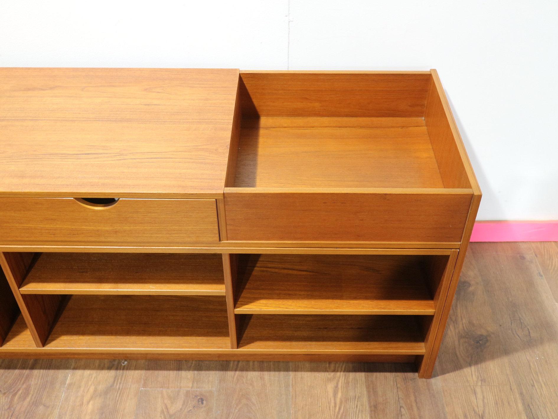 Mueble expositor de vinilos de discos suecos de teca de mediados del siglo XX 7