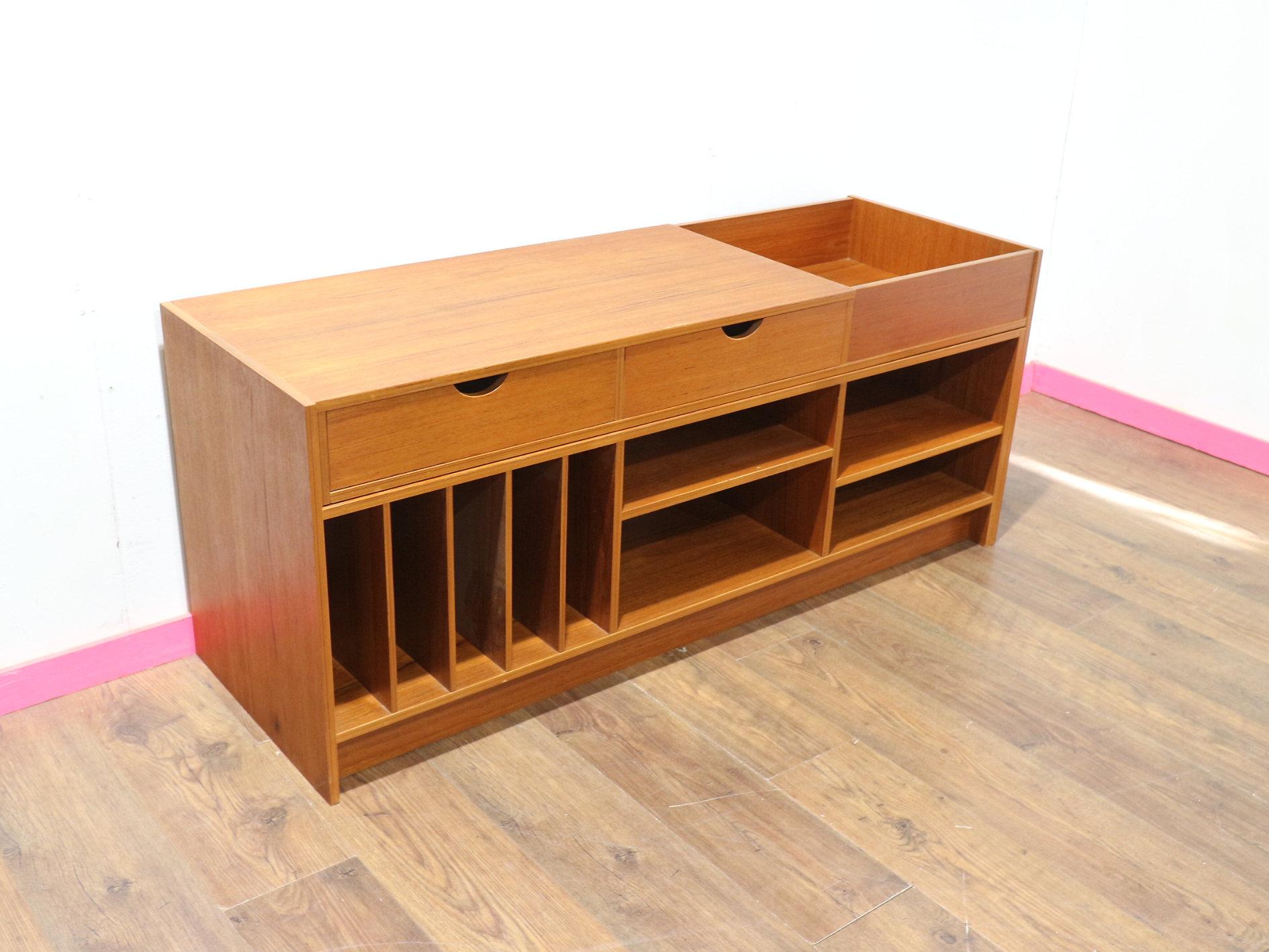 Mueble expositor de vinilos de discos suecos de teca de mediados del siglo XX 8