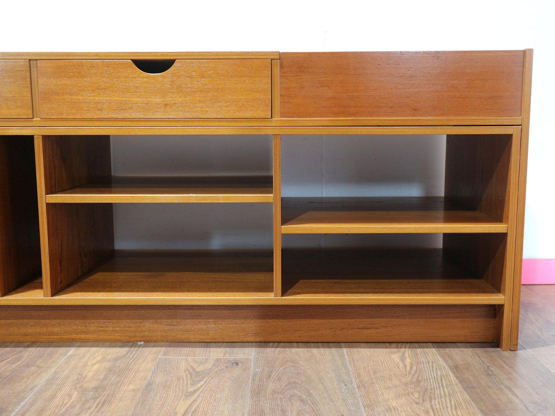 Mueble expositor de vinilos de discos suecos de teca de mediados del siglo XX 9