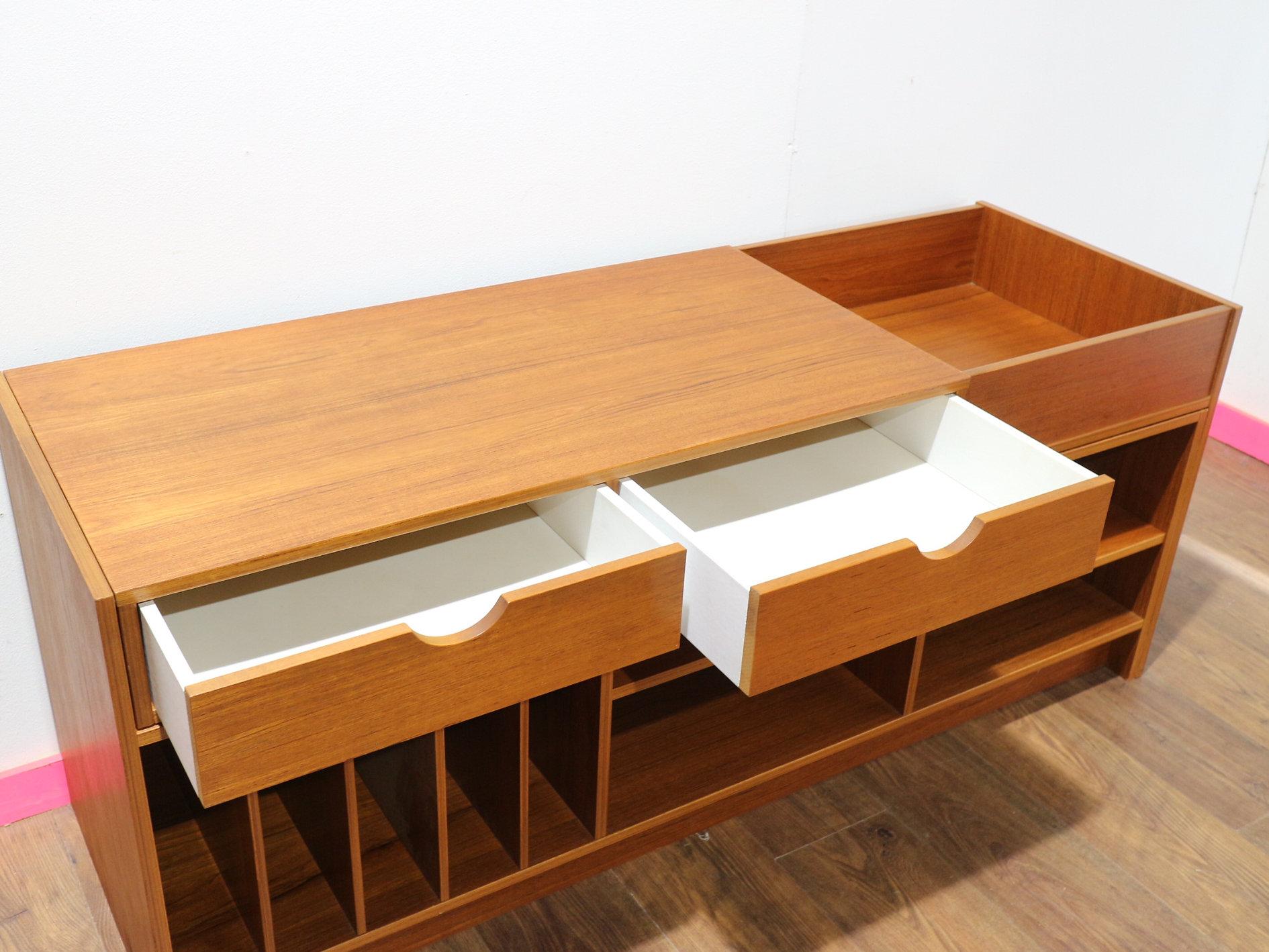 Mueble expositor de vinilos de discos suecos de teca de mediados del siglo XX Británico