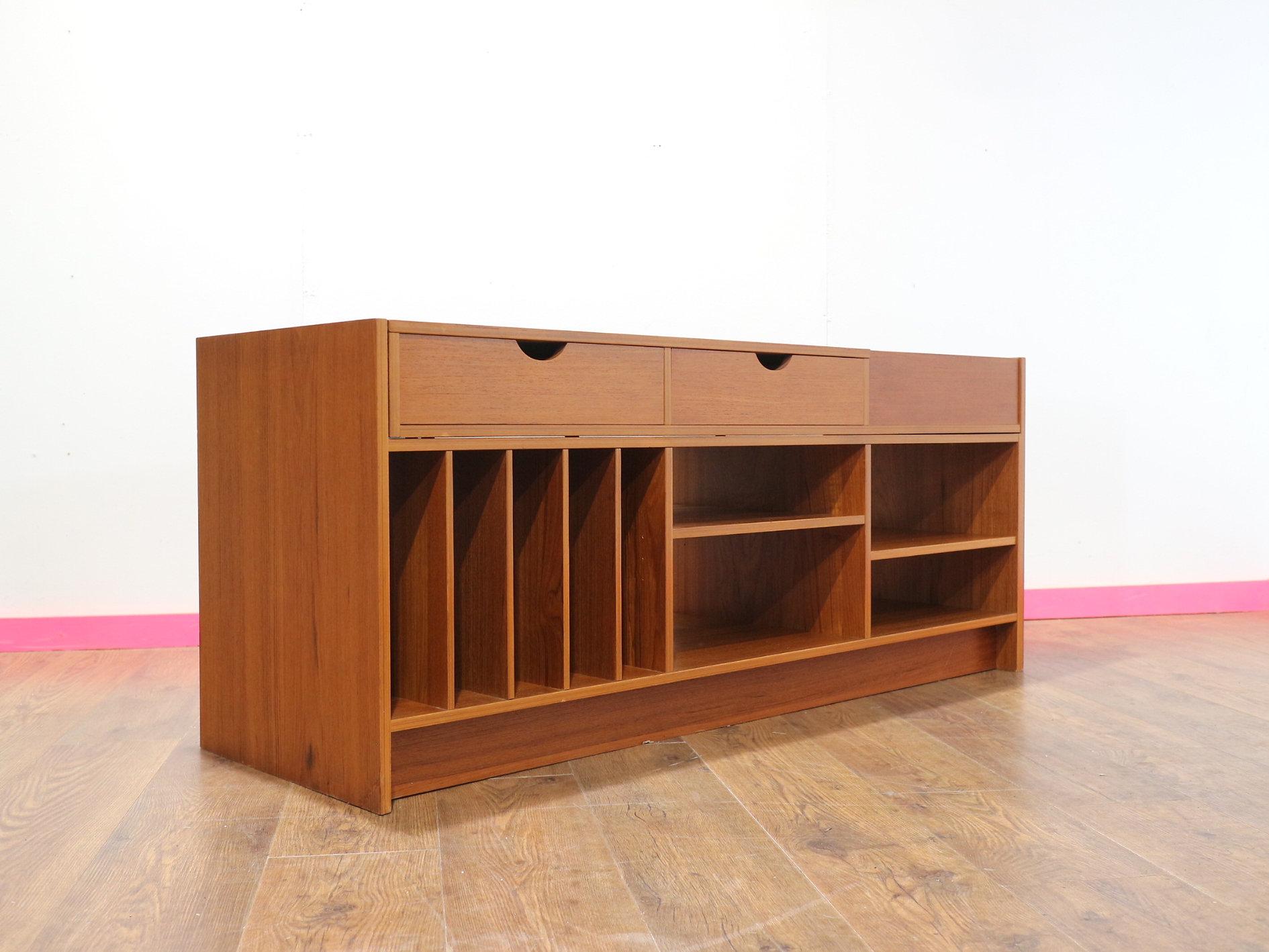 Mueble expositor de vinilos de discos suecos de teca de mediados del siglo XX en Bueno Estado en Los Angeles, CA