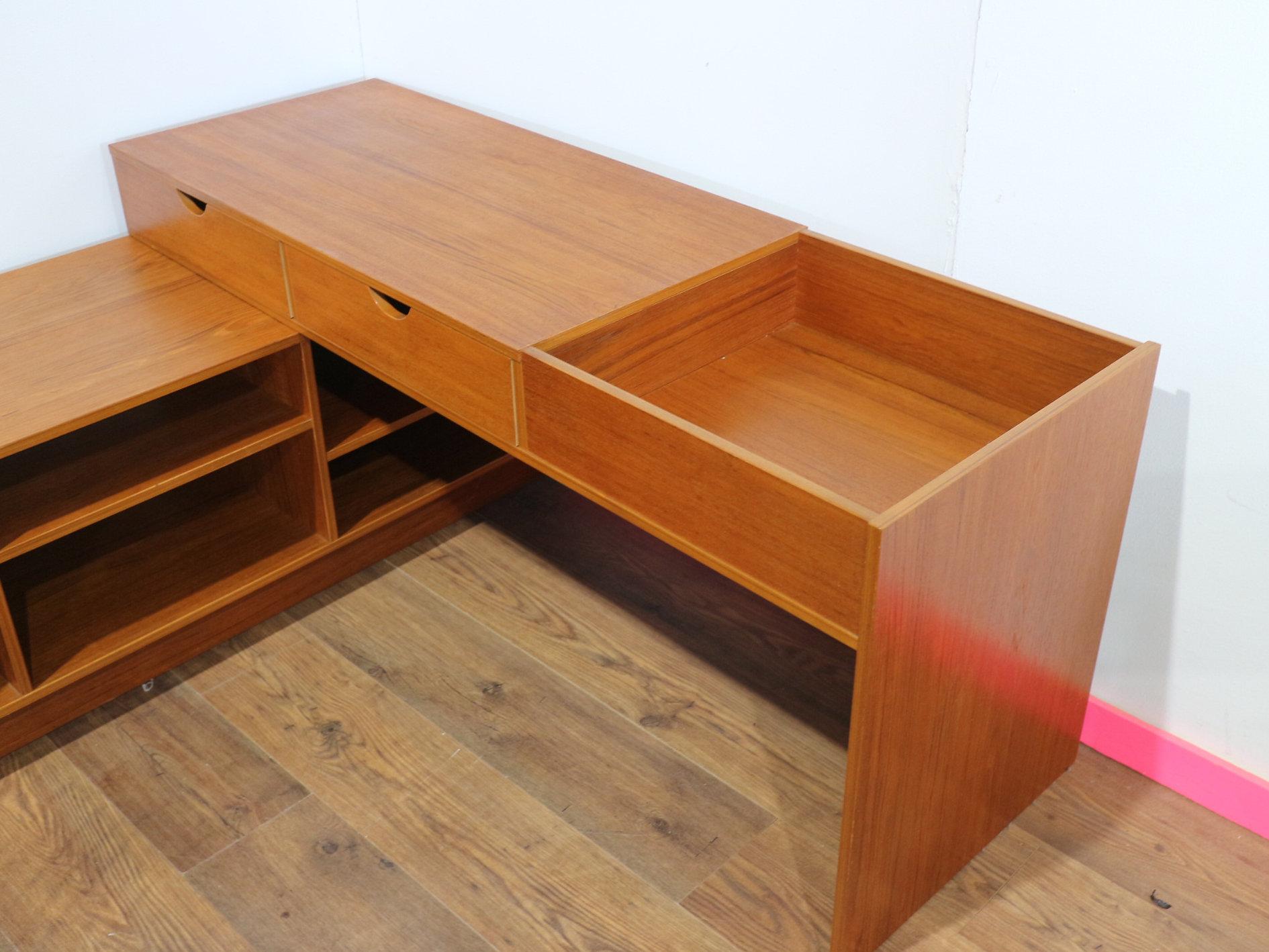 Mueble expositor de vinilos de discos suecos de teca de mediados del siglo XX 3