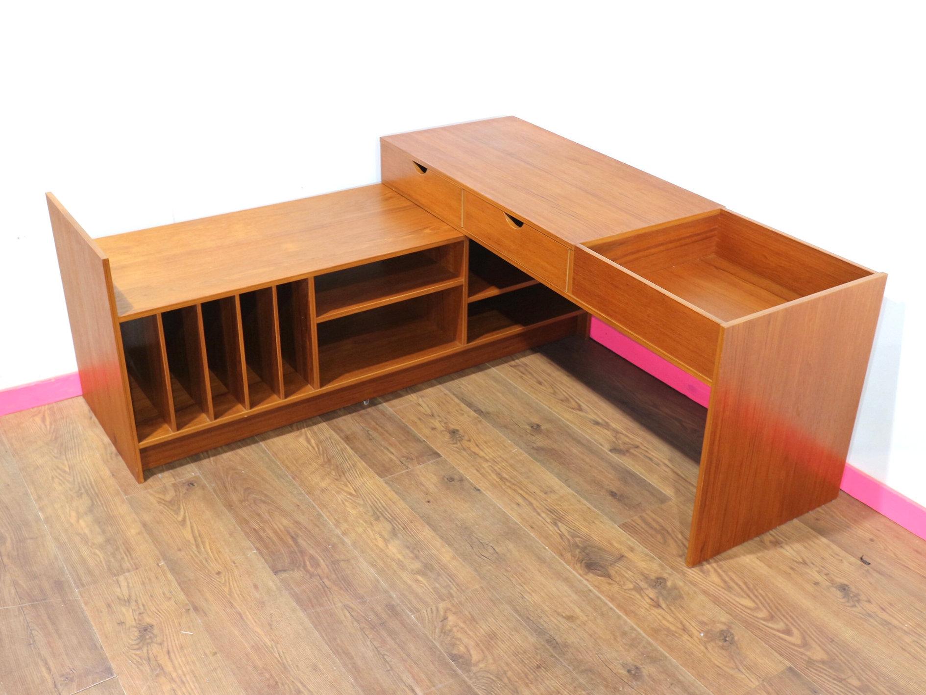 Mueble expositor de vinilos de discos suecos de teca de mediados del siglo XX 4