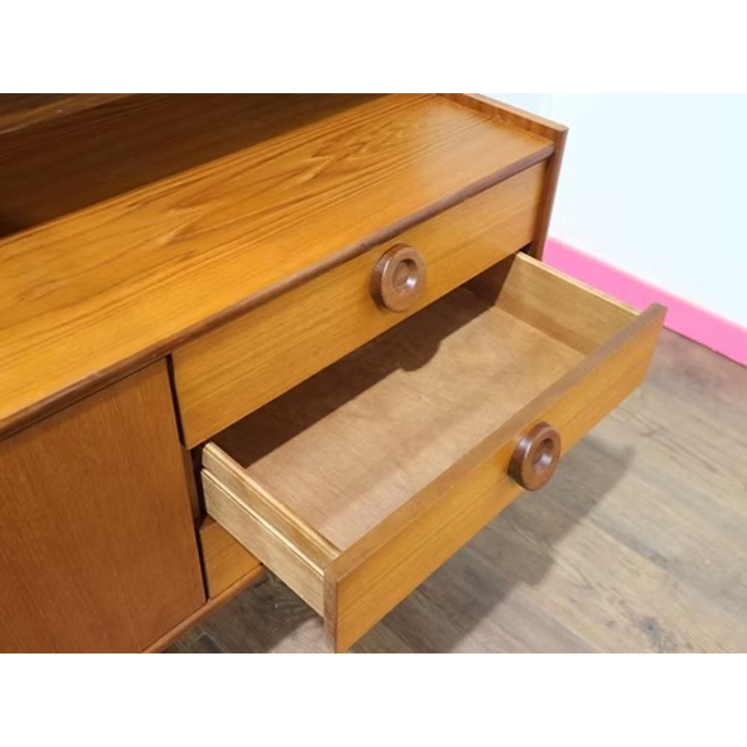 Britannique Buffet crédence en teck vintage moderne du milieu du siècle par Portwood en vente