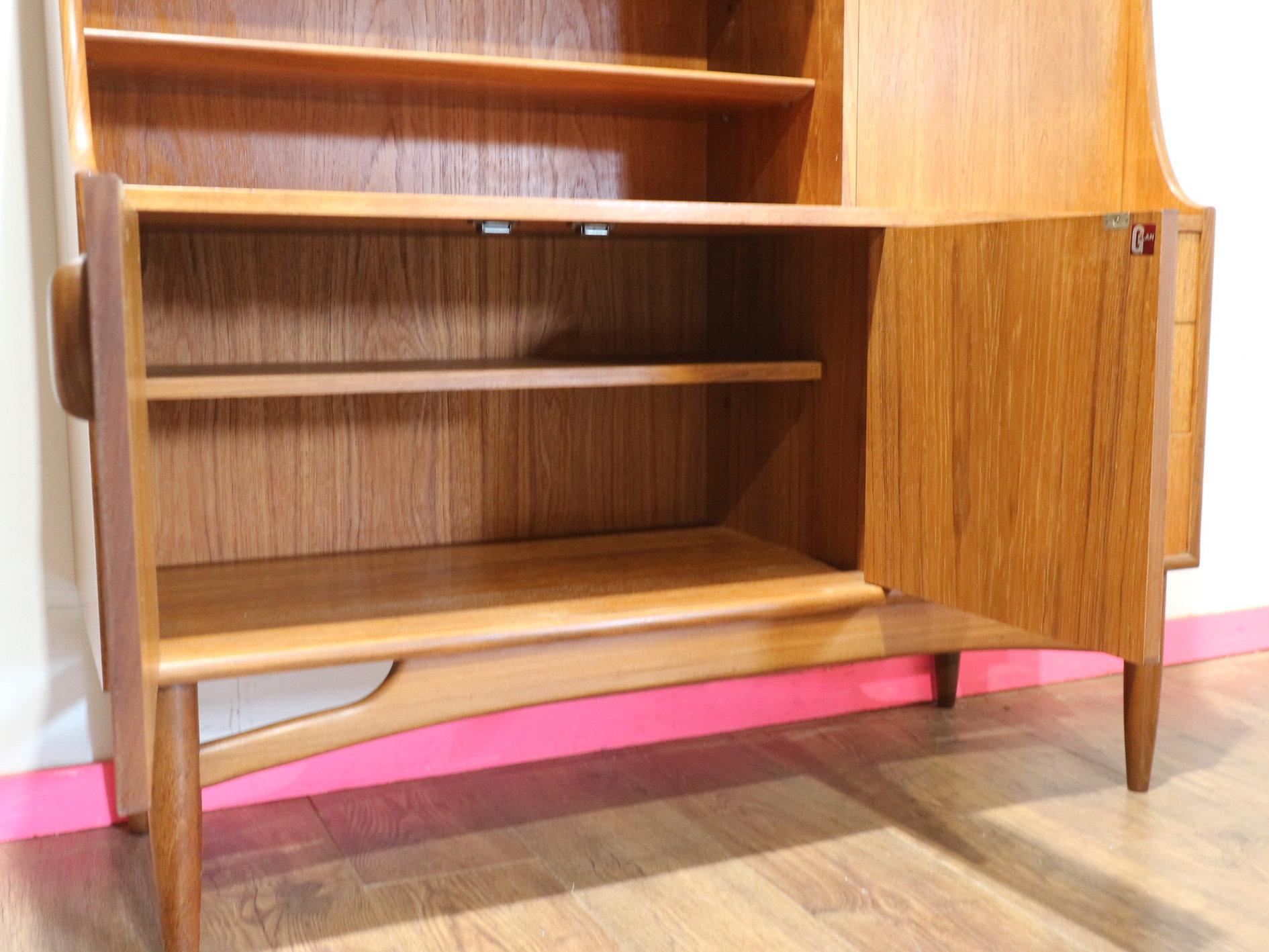 Mid Century Modern Vintage Teak Tall Buffet Hutch Sideboard Credenza by G plan en venta 5