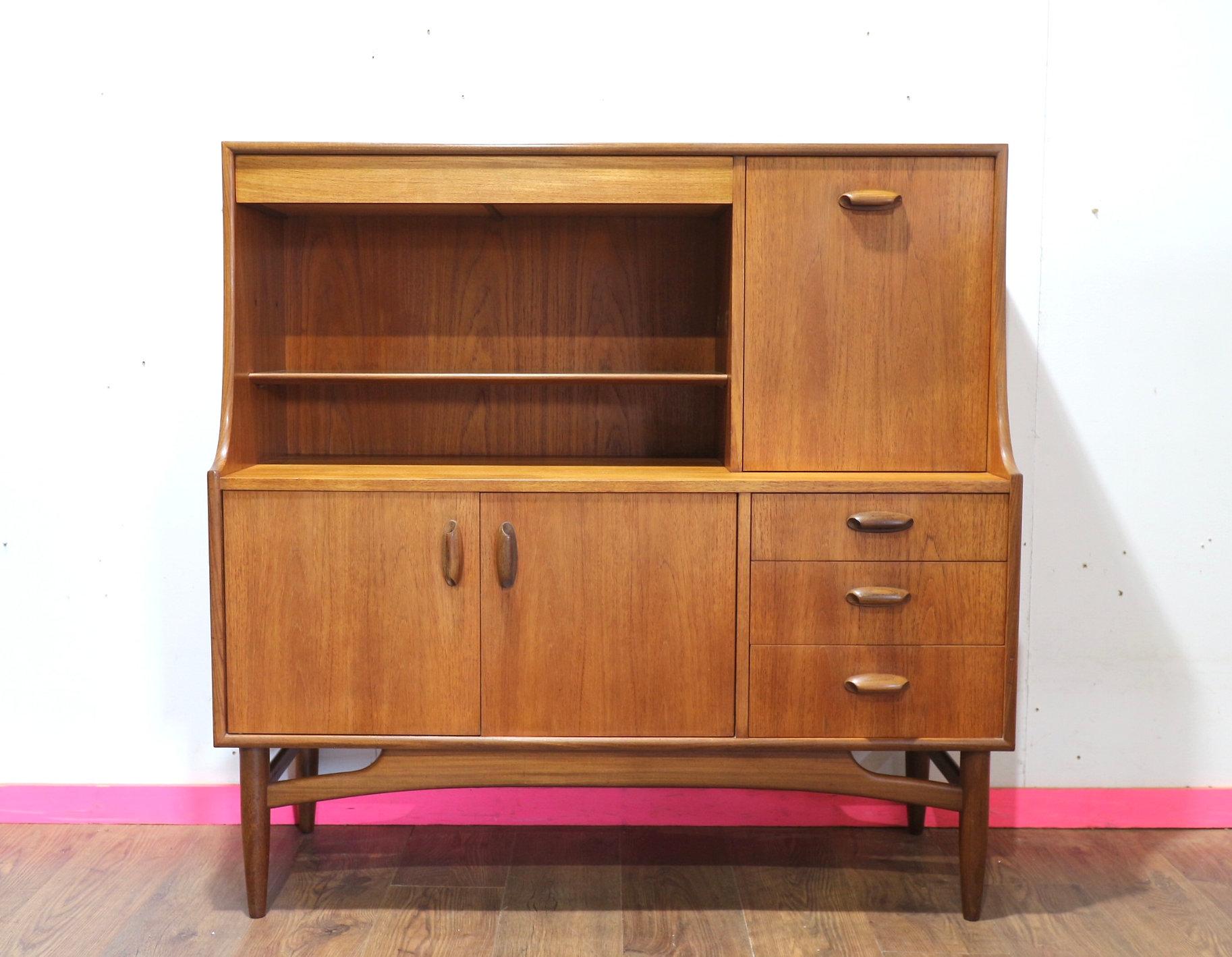 Mid Century Modern Vintage Teak Tall Buffet Hutch Sideboard Credenza by G plan Moderno de mediados de siglo en venta