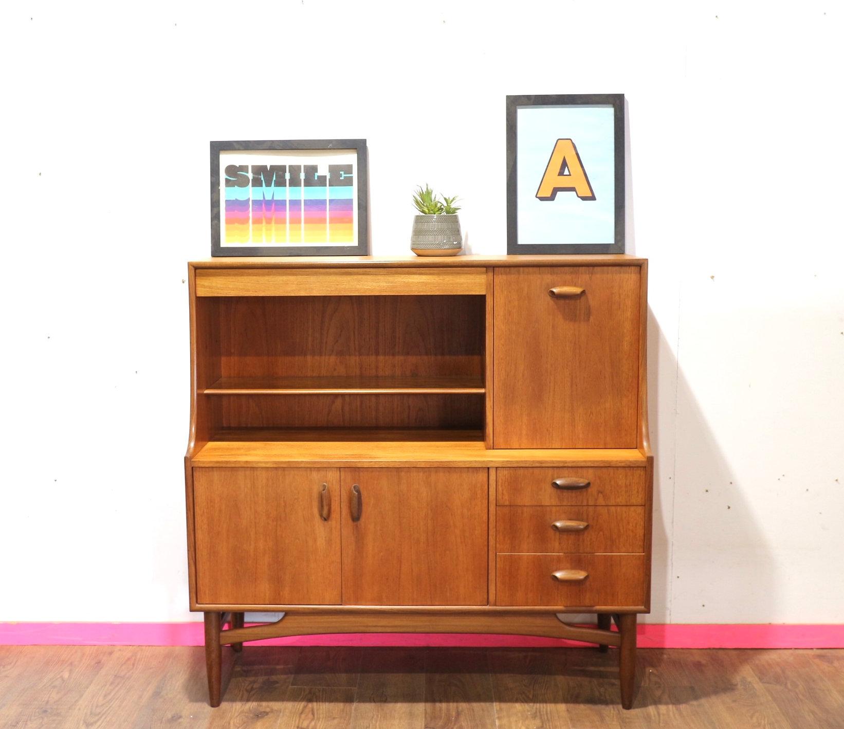 Mid Century Modern Vintage Teak Tall Buffet Hutch Sideboard Credenza by G plan Británico en venta