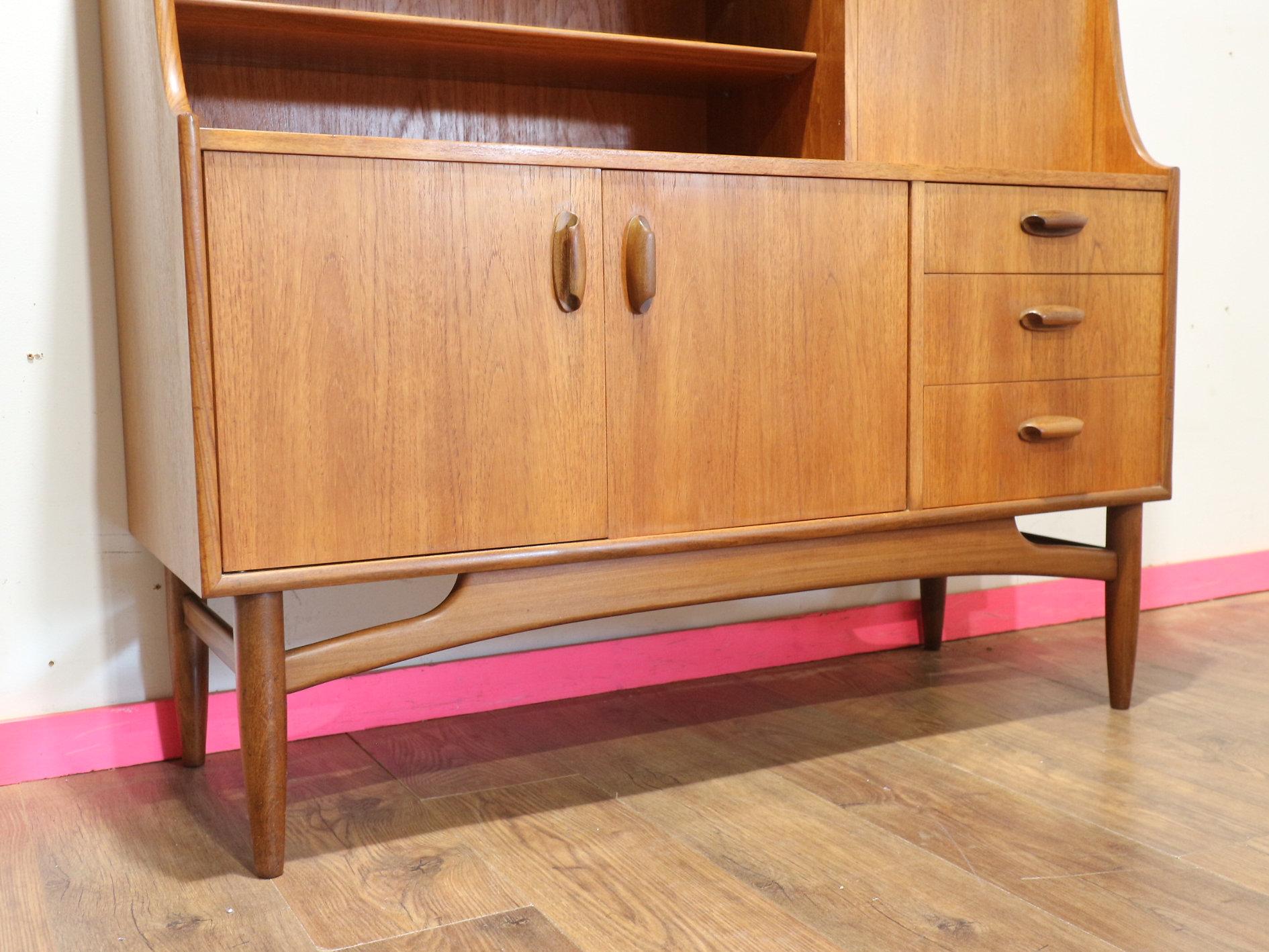 Mid Century Modern Vintage Teak Tall Buffet Hutch Sideboard Credenza by G plan en Bueno estado para la venta en Los Angeles, CA
