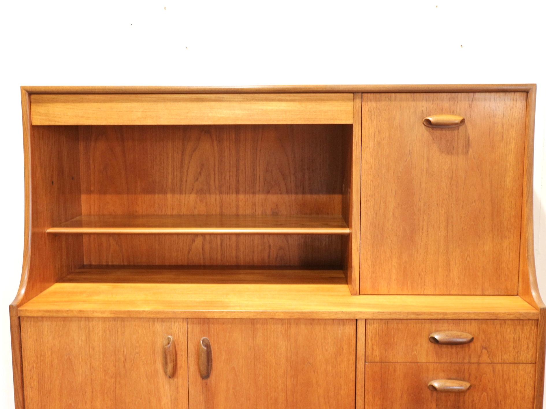 Mid Century Modern Vintage Teak Tall Buffet Hutch Sideboard Credenza by G plan siglo XX en venta