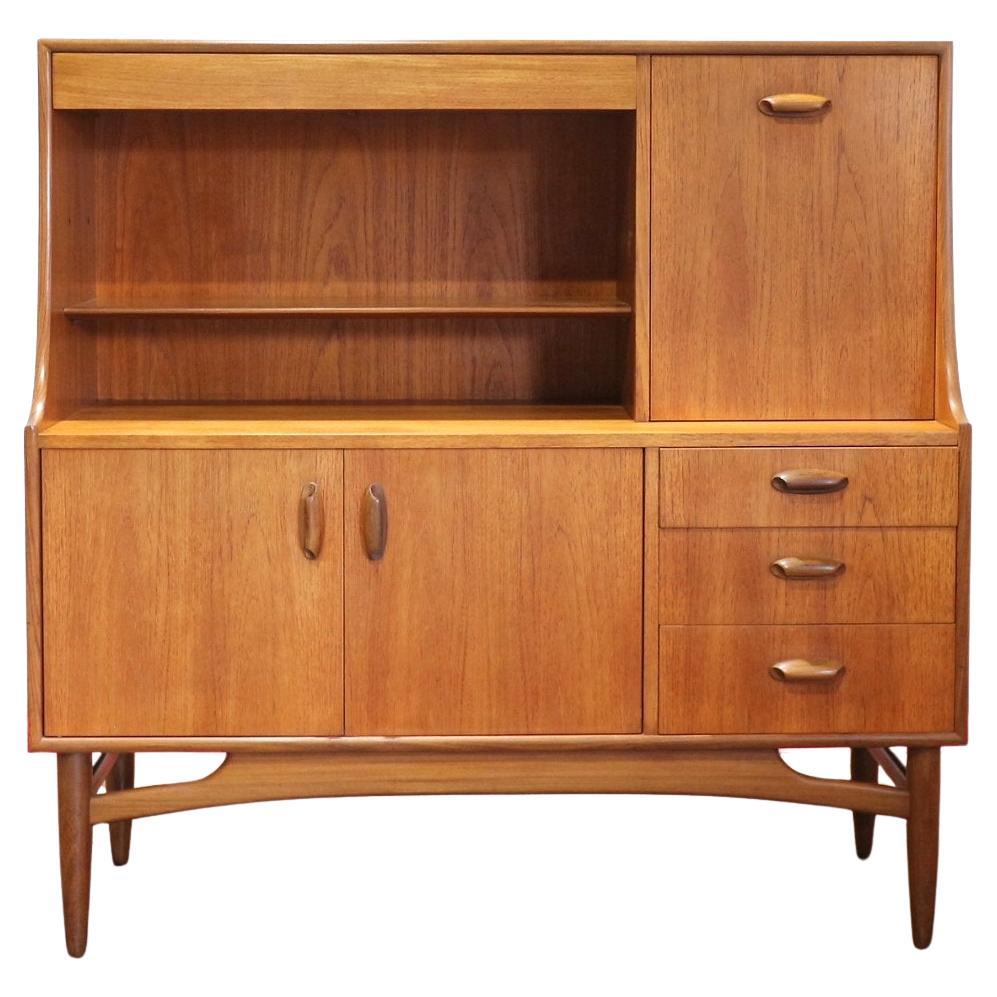Mid Century Modern Vintage Teak Tall Buffet Hutch Sideboard Credenza by G plan en venta