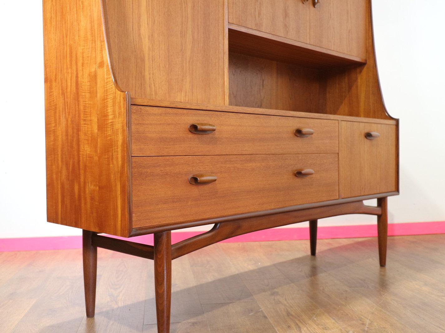 Wir präsentieren das Mid Century Modern Teak Brasilia Sideboard Tall Credenza Buffet von G-Plan, ein atemberaubendes Stück aus der legendären Brasilia-Serie. Diese hohe Kredenz, die vom renommierten britischen Möbelhersteller G-Plan gefertigt wurde,