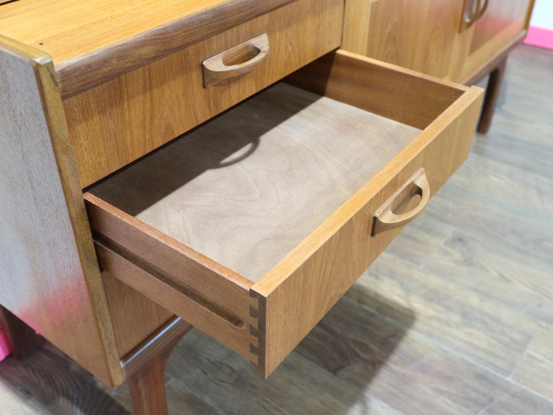 20ième siècle Buffet de crédence vintage en teck de style danois G-Plan en vente