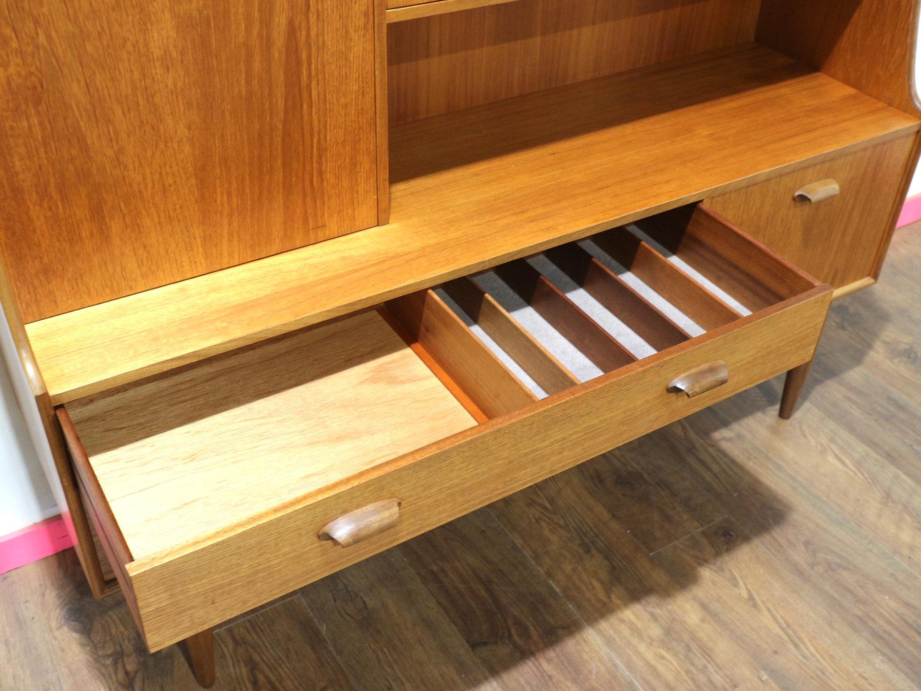 Mid Century Modern Vintage Teak Tall Sideboard Credenza Buffet by G plan en venta 3
