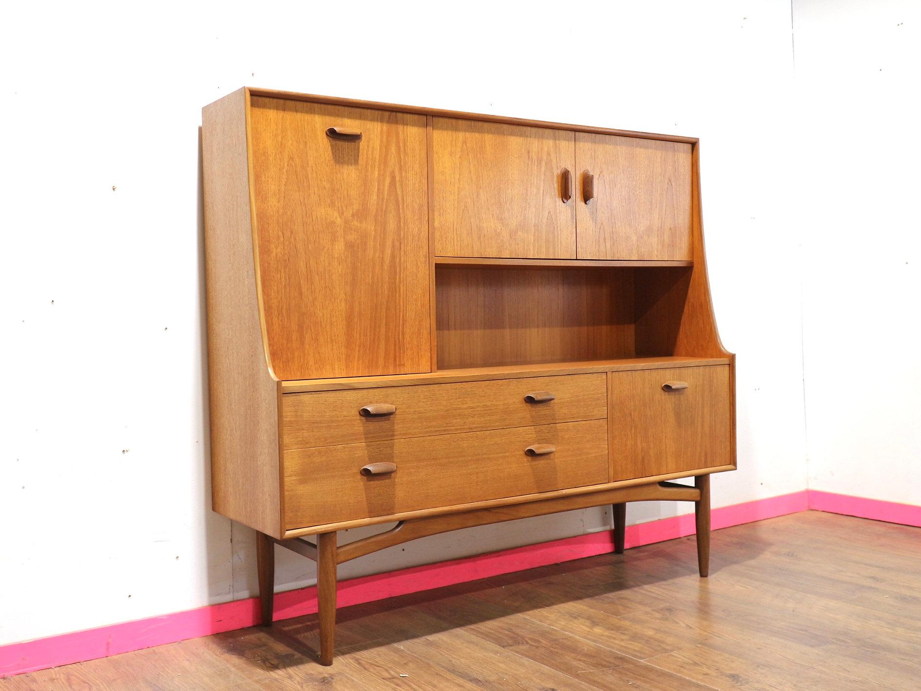 Mid Century Modern Vintage Teak Tall Sideboard Credenza Buffet by G plan Moderno de mediados de siglo en venta