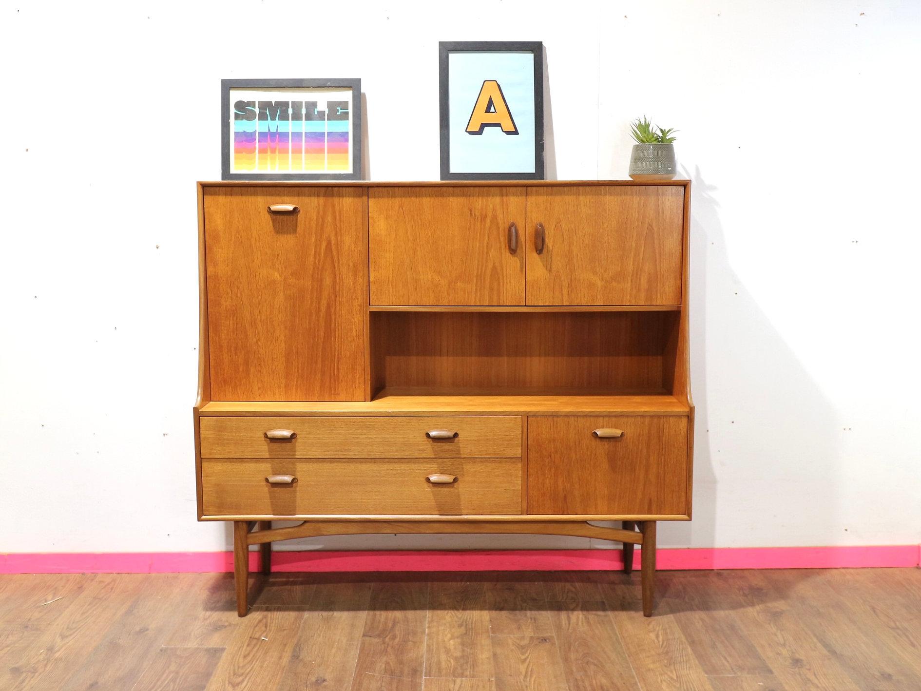 Mid Century Modern Vintage Teak Tall Sideboard Credenza Buffet by G plan Británico en venta