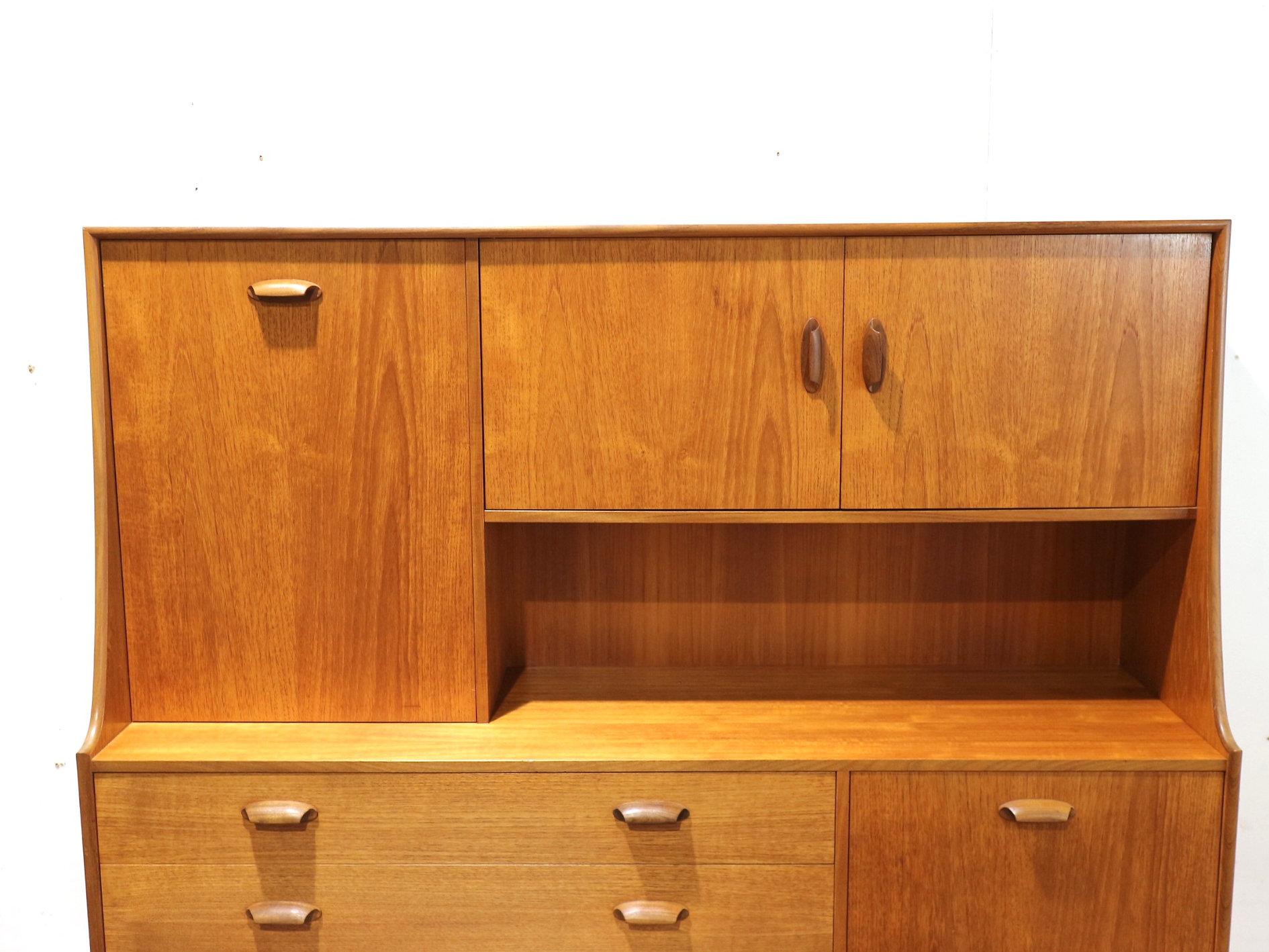 Mid Century Modern Vintage Teak Tall Sideboard Credenza Buffet by G plan en Bueno estado para la venta en Los Angeles, CA