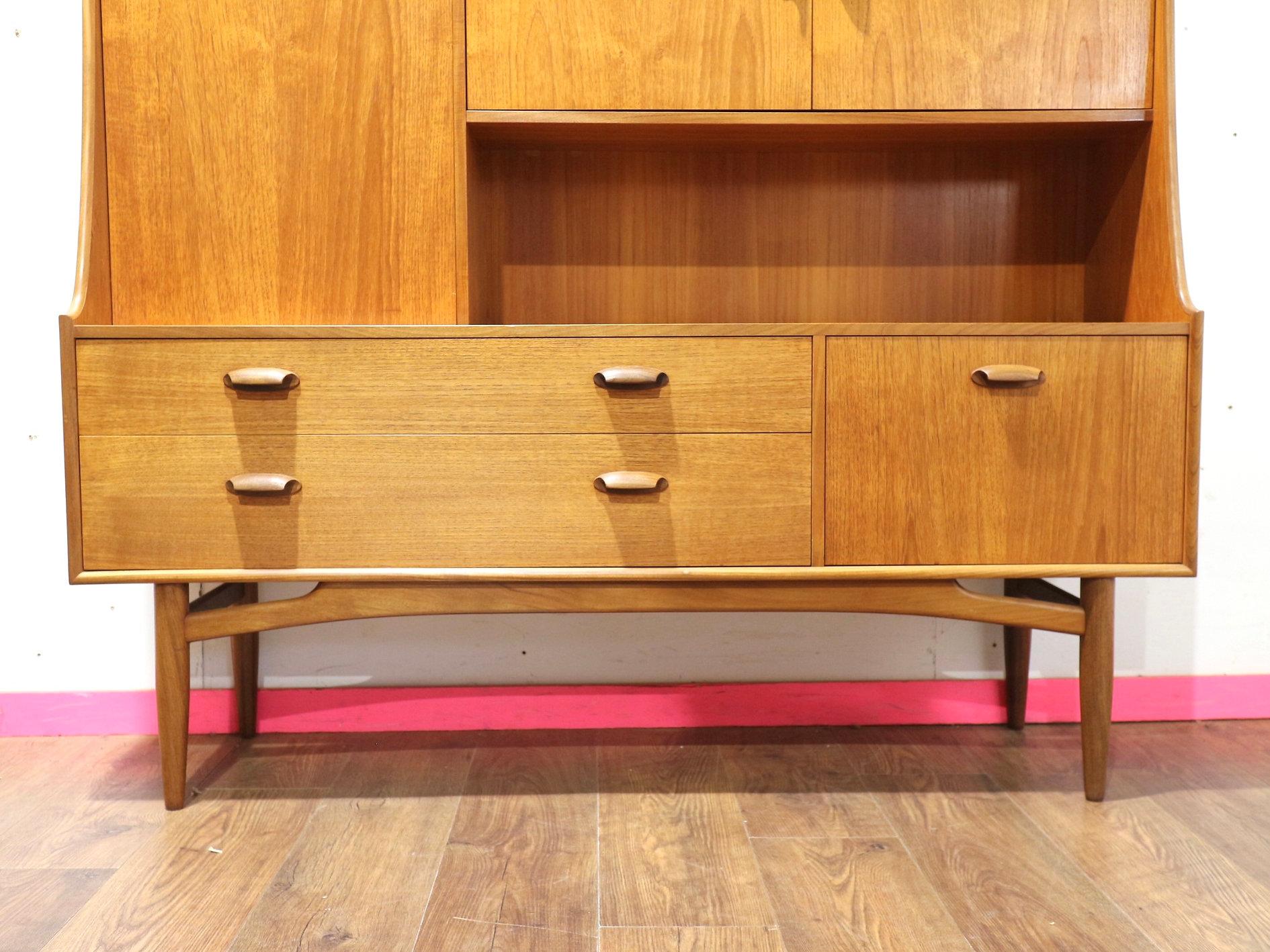 Mid Century Modern Vintage Teak Tall Sideboard Credenza Buffet by G plan siglo XX en venta