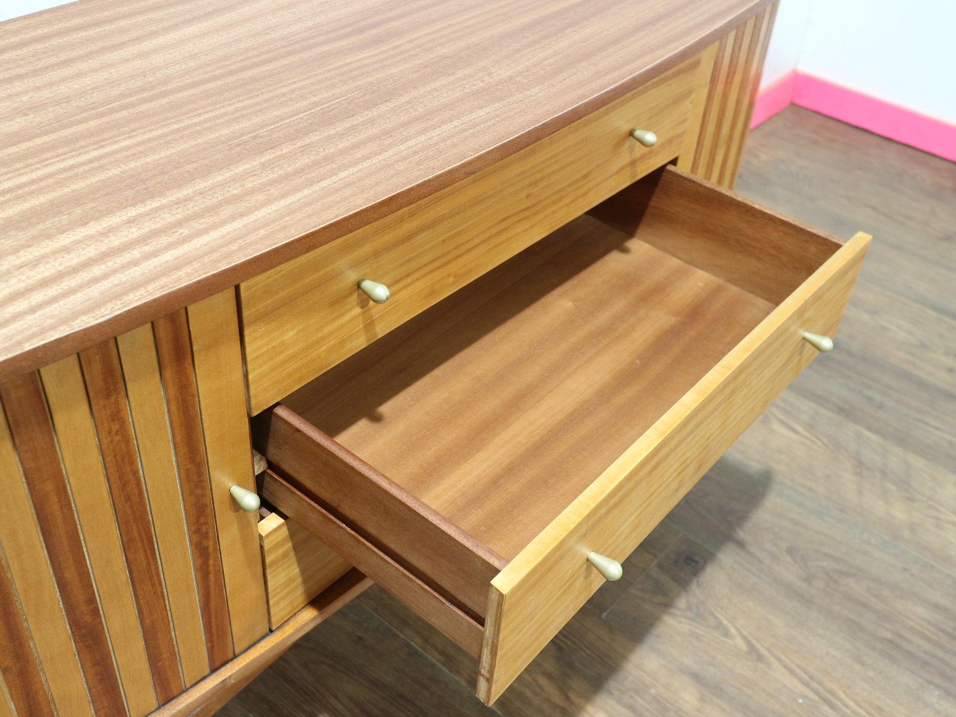 Aparador Credenza con puerta de tambor de teca de mediados del siglo XX by Austinsuite 4