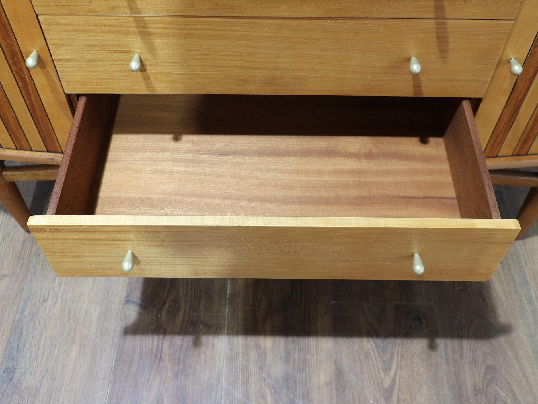 Aparador Credenza con puerta de tambor de teca de mediados del siglo XX by Austinsuite 6