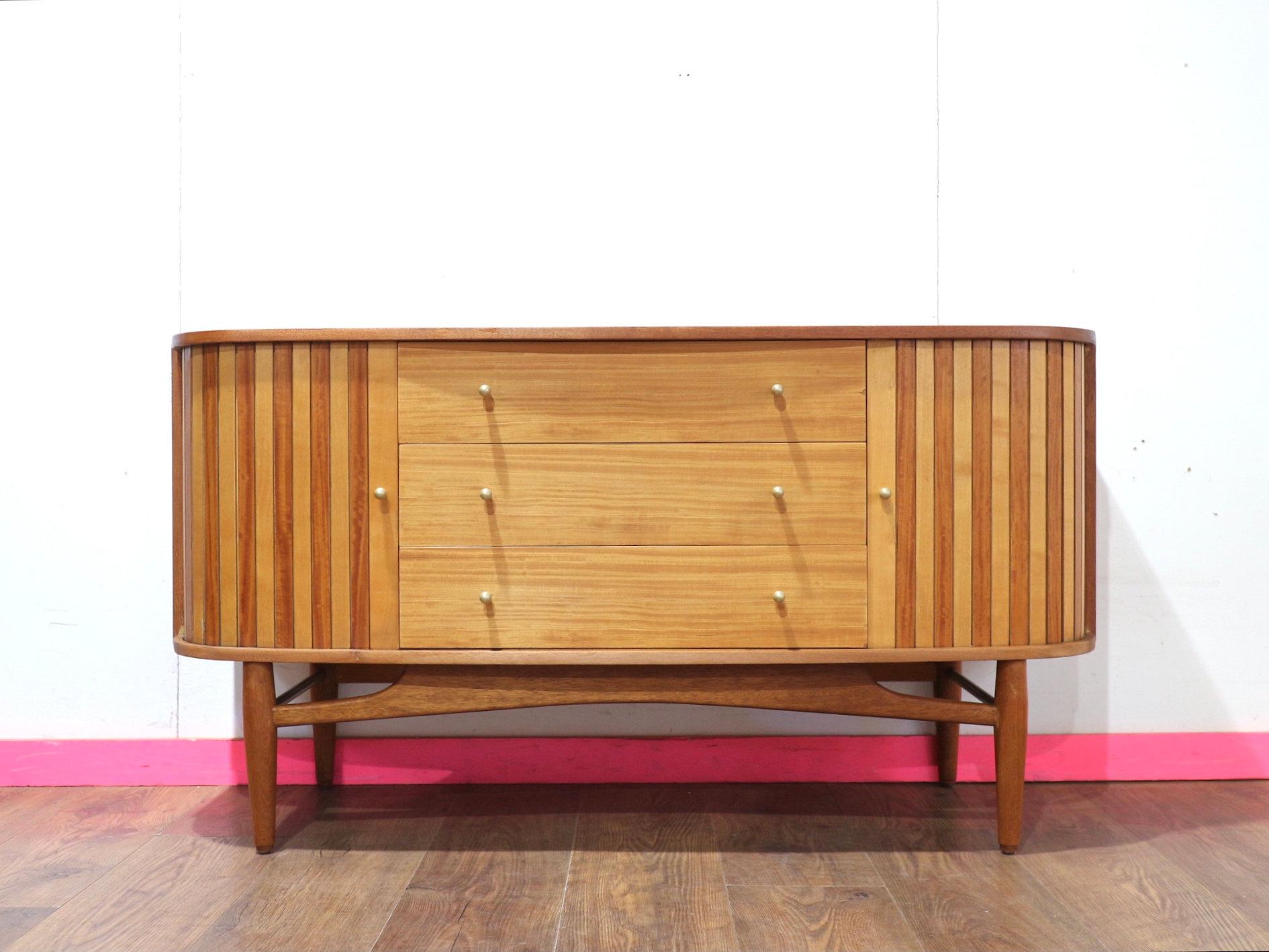 Descubre la exquisita teca moderna de mediados de siglo  Credenza de Austinsuite. Fabricada por el renombrado fabricante británico de muebles Austinsuite, esta pieza presenta hermosas puertas curvas de tambor, que muestran el sello distintivo de la