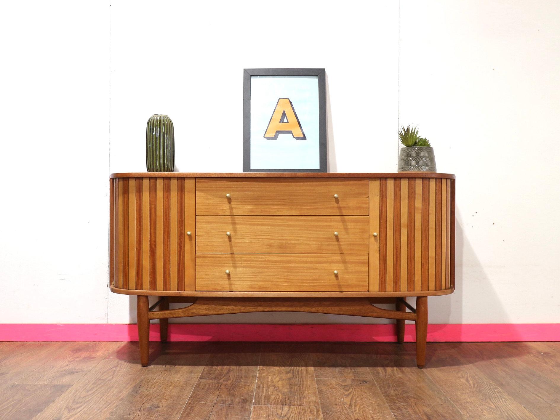 Aparador Credenza con puerta de tambor de teca de mediados del siglo XX by Austinsuite Moderno de mediados de siglo
