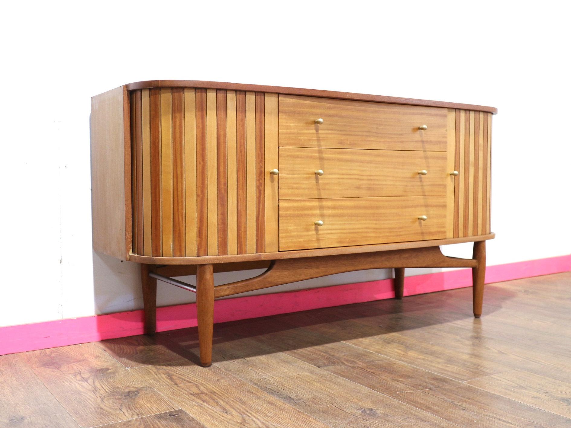 Aparador Credenza con puerta de tambor de teca de mediados del siglo XX by Austinsuite Británico