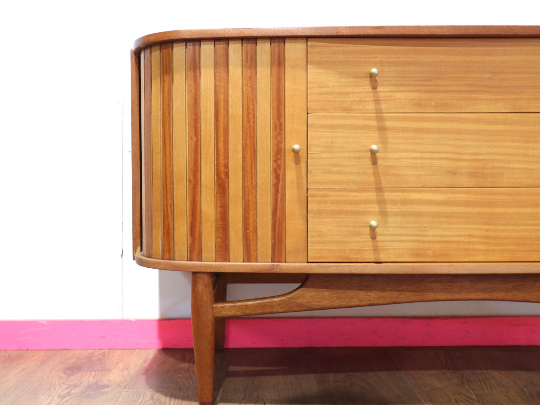 Aparador Credenza con puerta de tambor de teca de mediados del siglo XX by Austinsuite en Bueno Estado en Los Angeles, CA